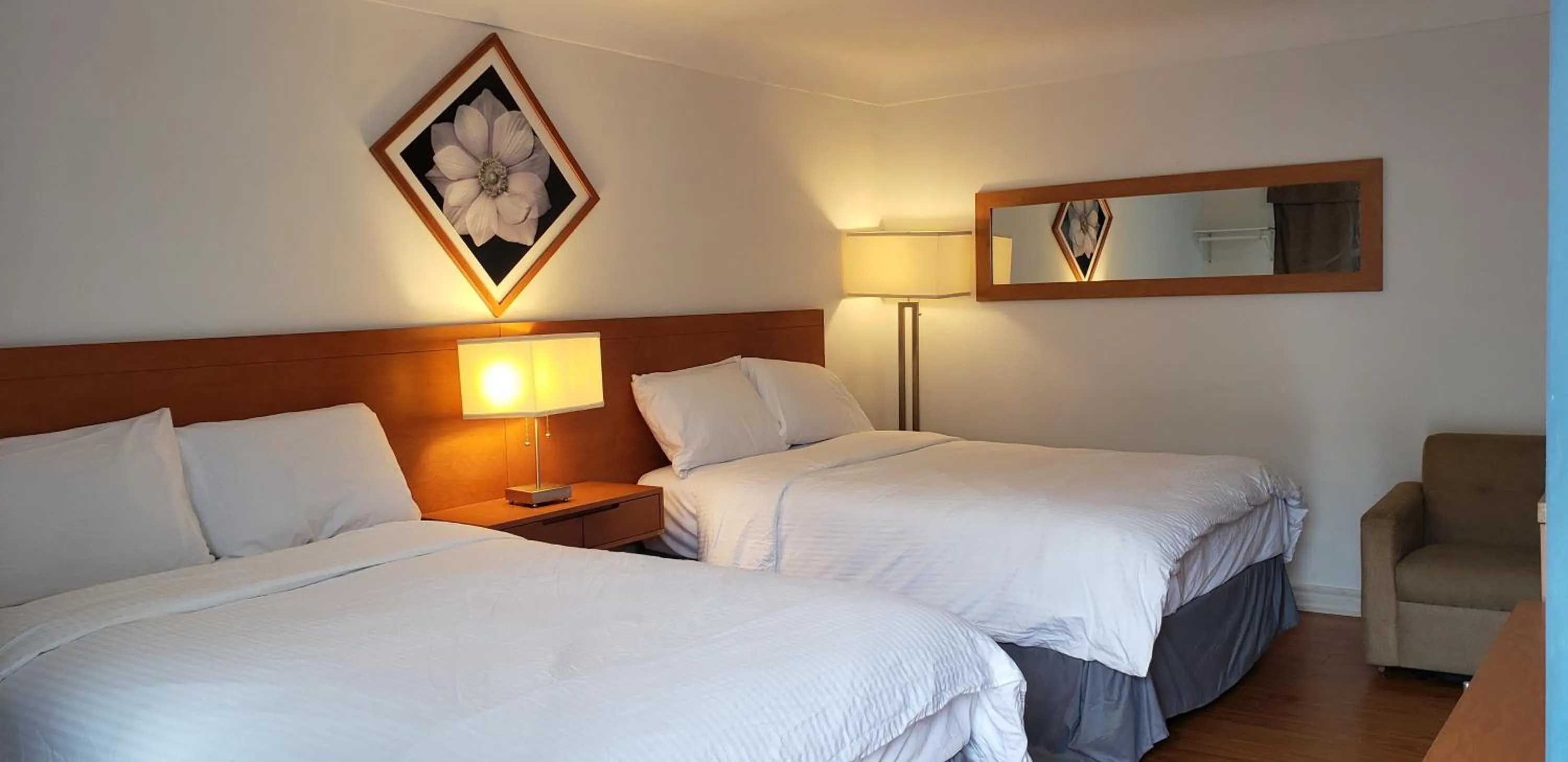 Bedroom, Bed in Niagara Inn