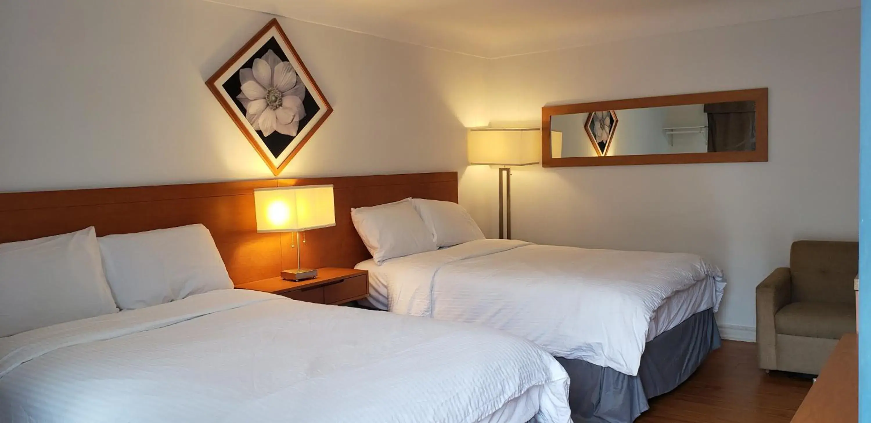 Bedroom, Bed in Niagara Inn Bedroom, Bed in Niagara Inn