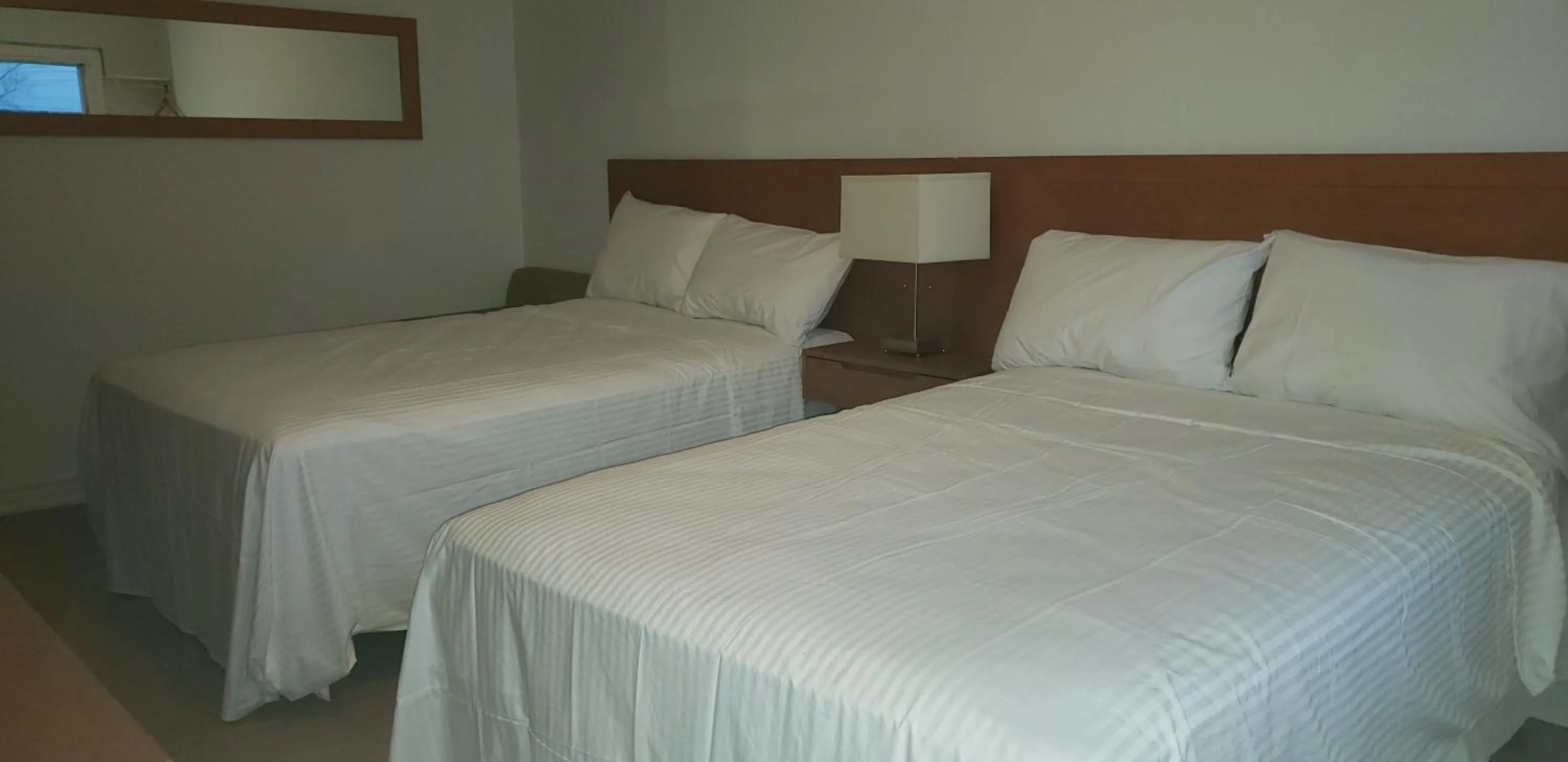 Bedroom, Bed in Niagara Inn