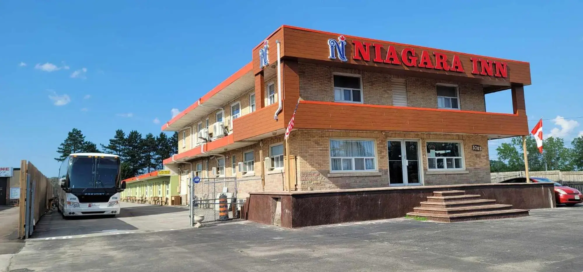 Property building in Niagara Inn Property building in Niagara Inn