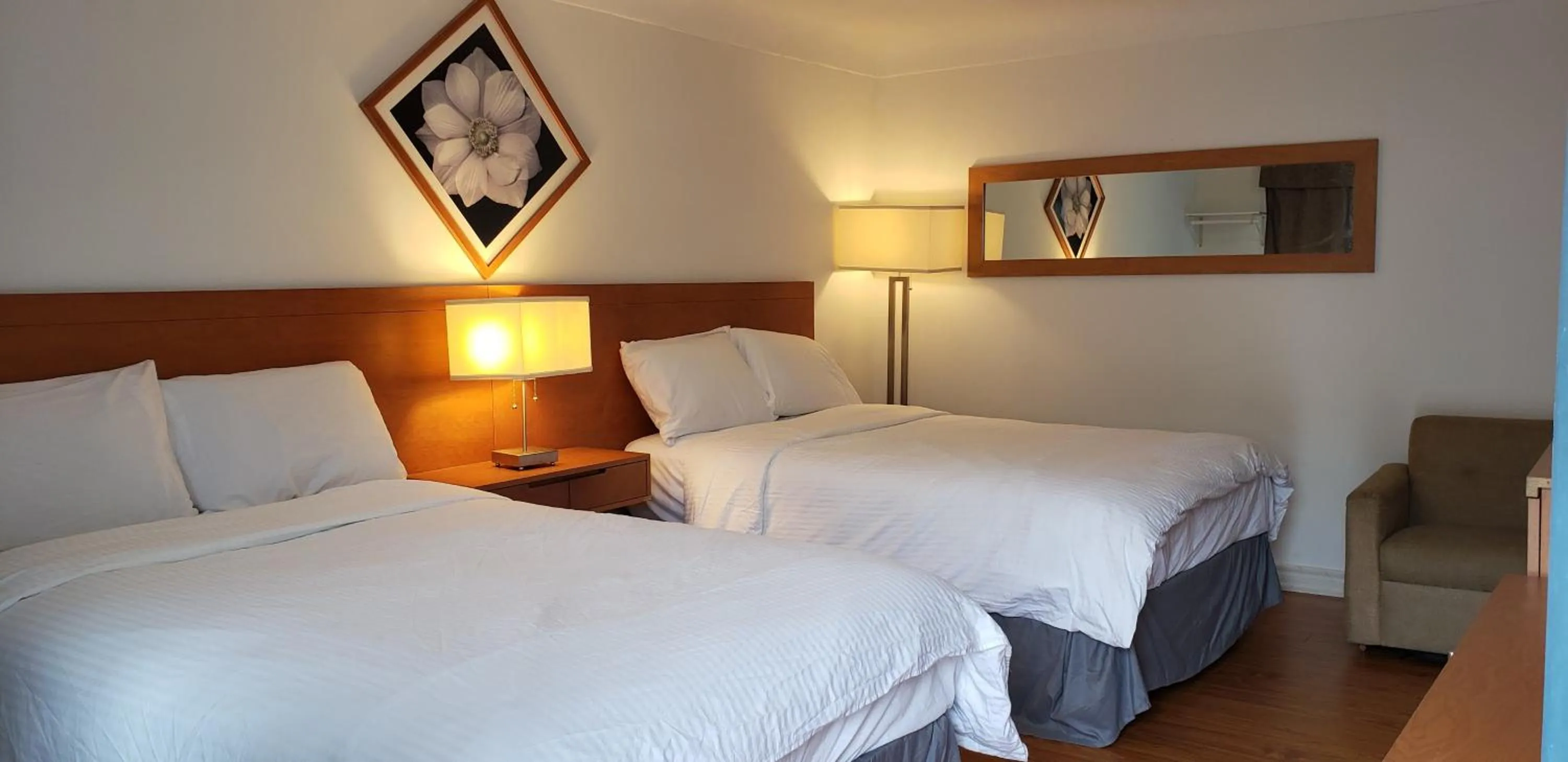 Bedroom, Bed in Niagara Inn