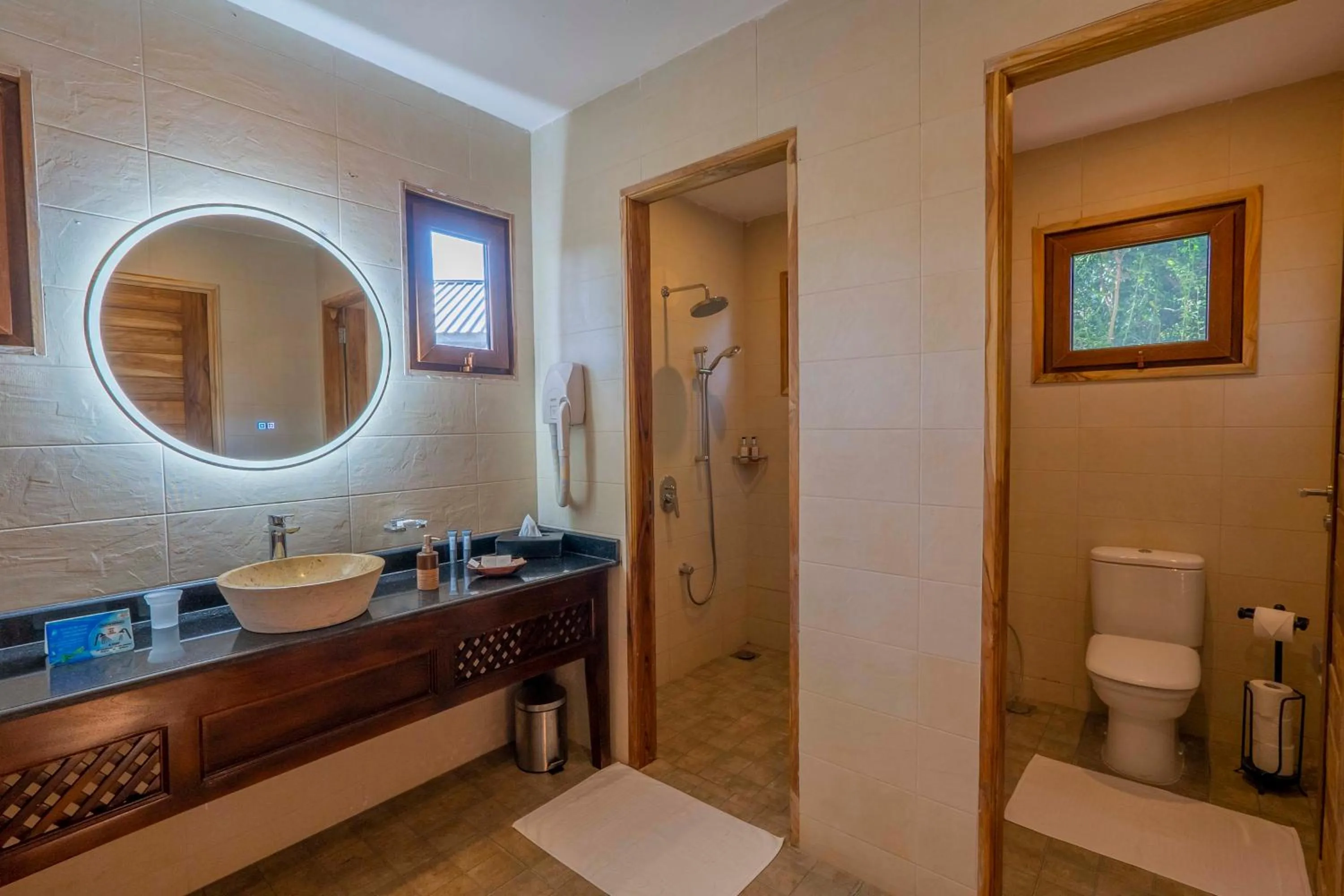 Bathroom in Ngorongoro Lion's Paw