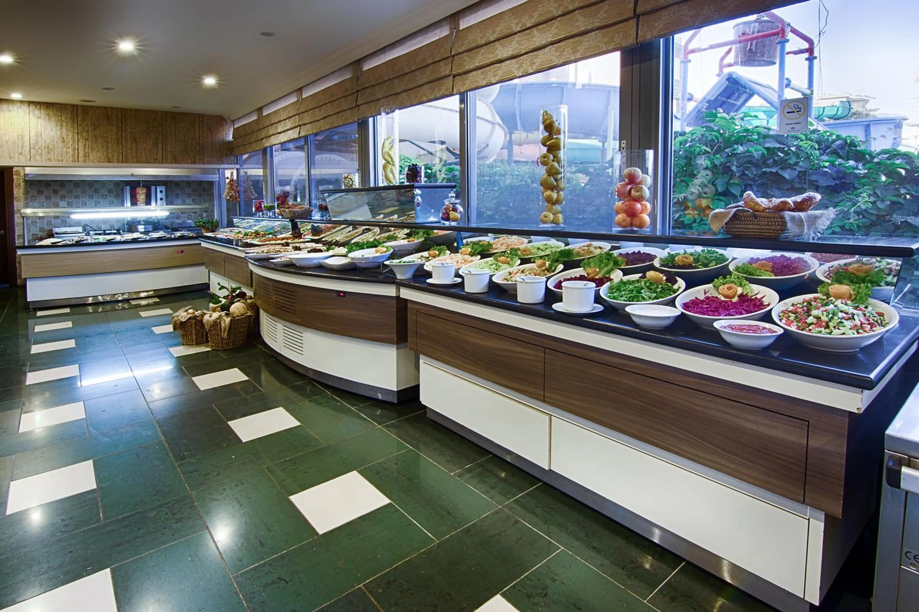 Food and drinks in Romance Beach Hotel