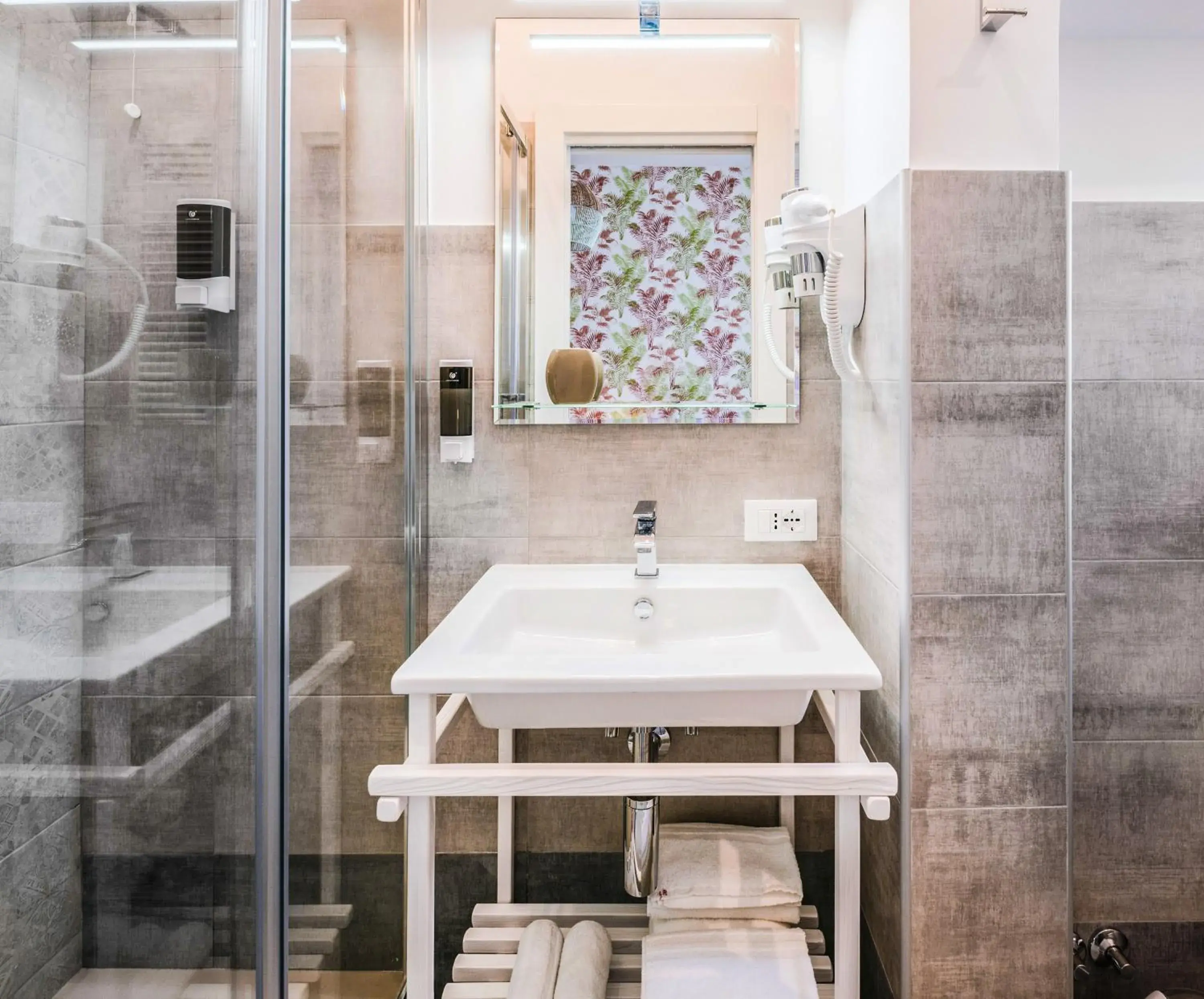 Double Room with Private Bathroom in Lele Rooms San Lorenzo Double Room with Private Bathroom in Lele Rooms San Lorenzo