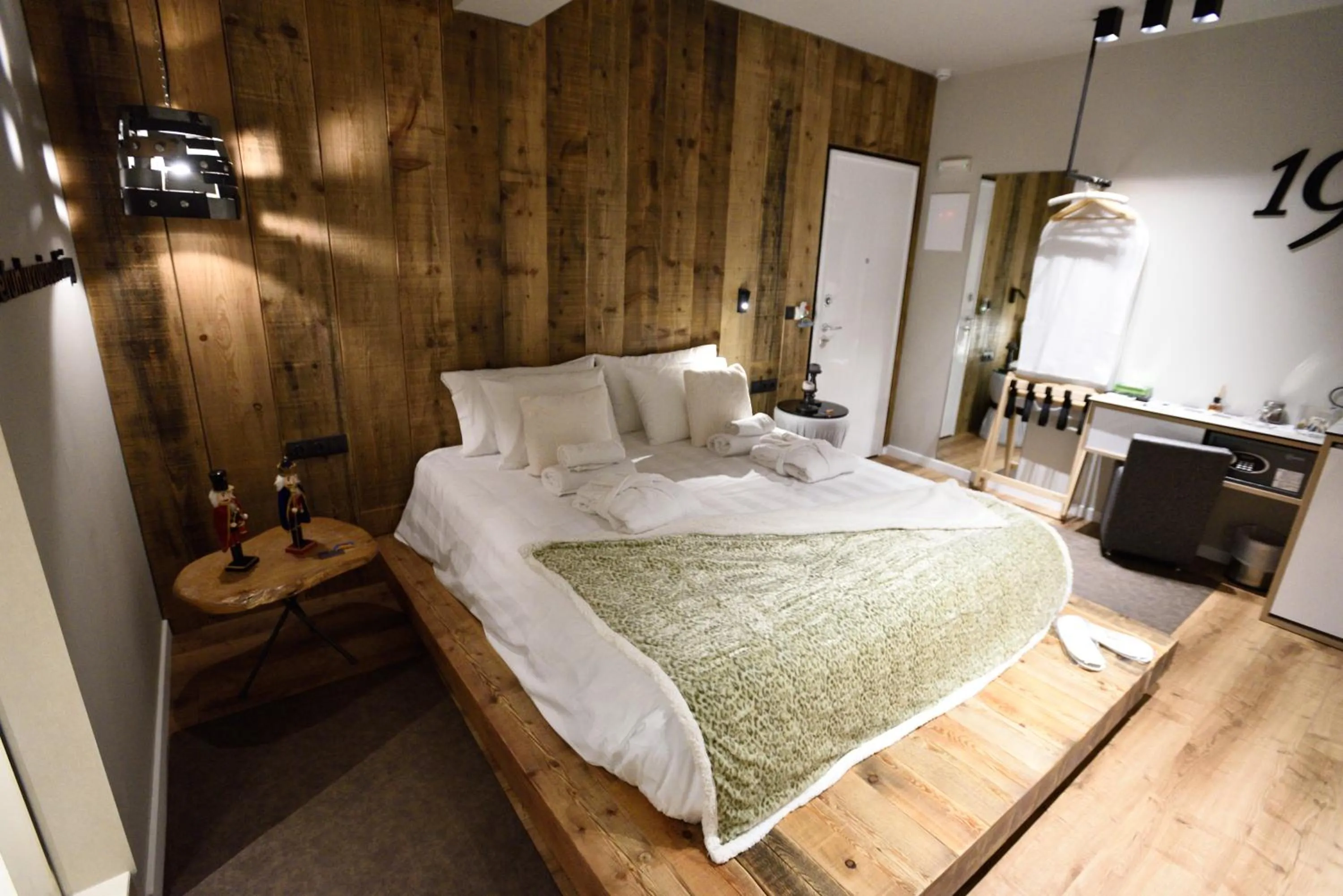 Bed in Magnifique Luxury Suites