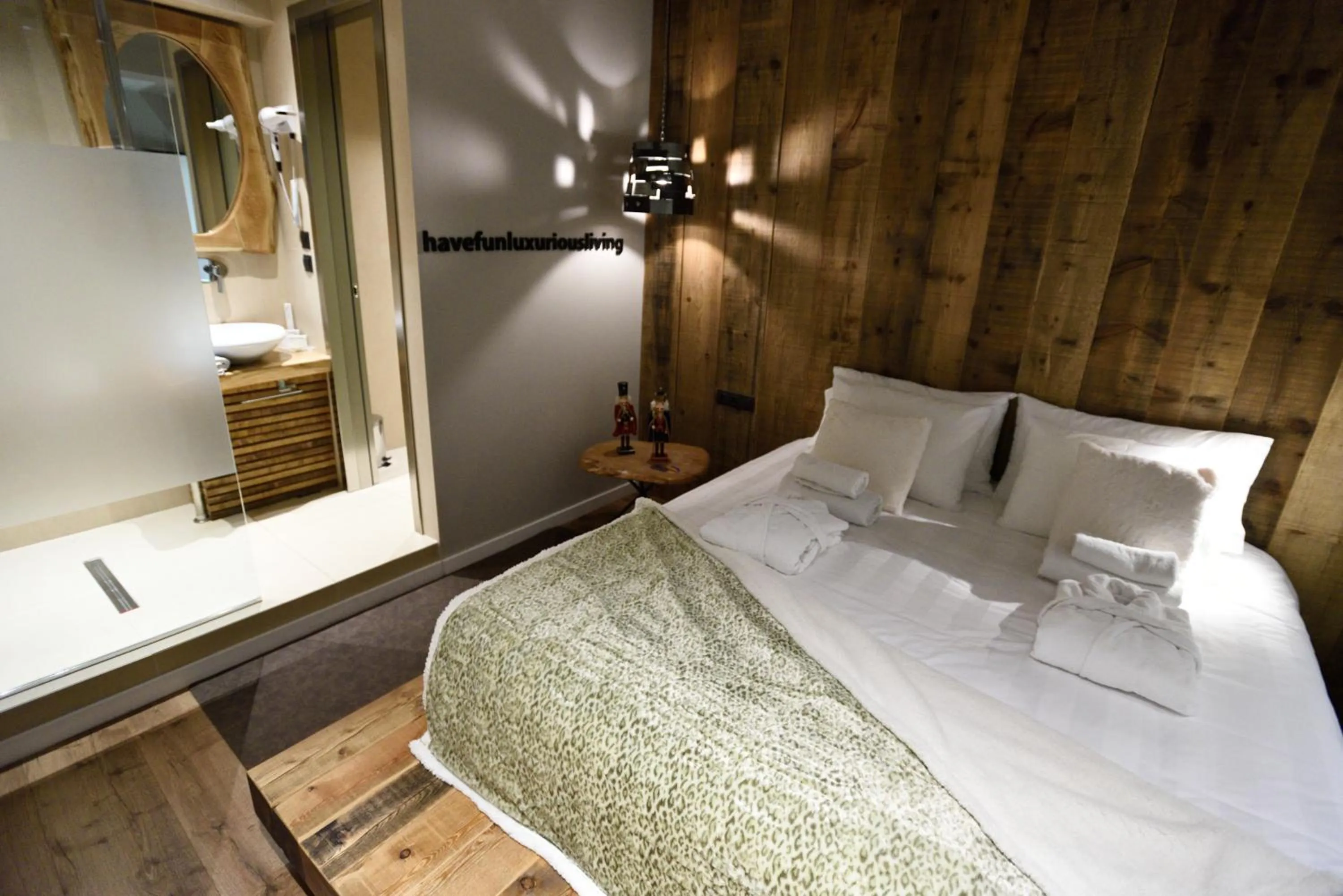 Bed in Magnifique Luxury Suites