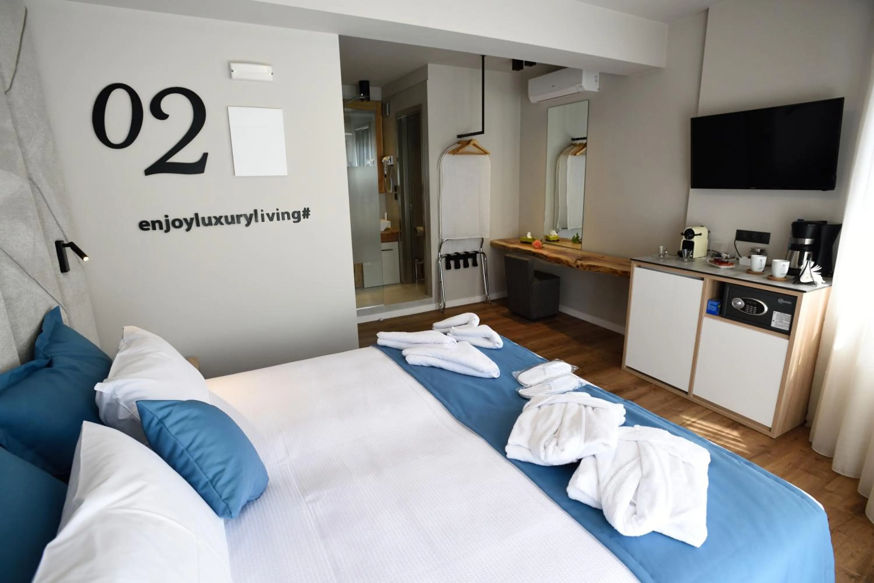 Bed in Magnifique Luxury Suites