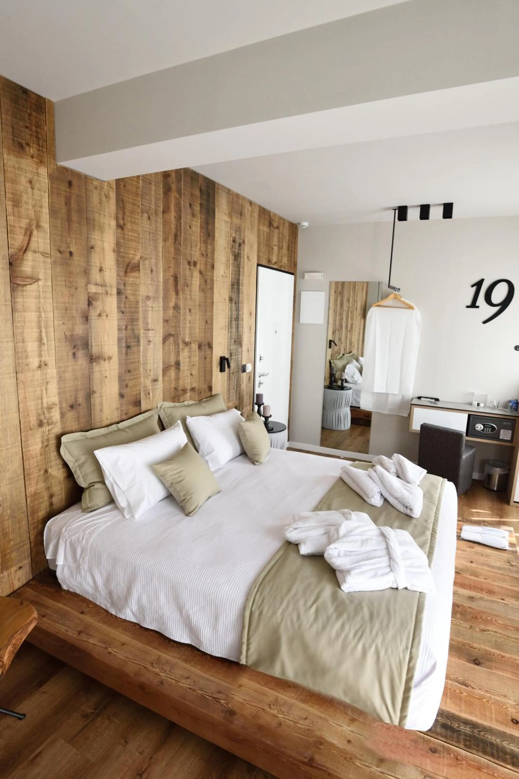 Bed in Magnifique Luxury Suites