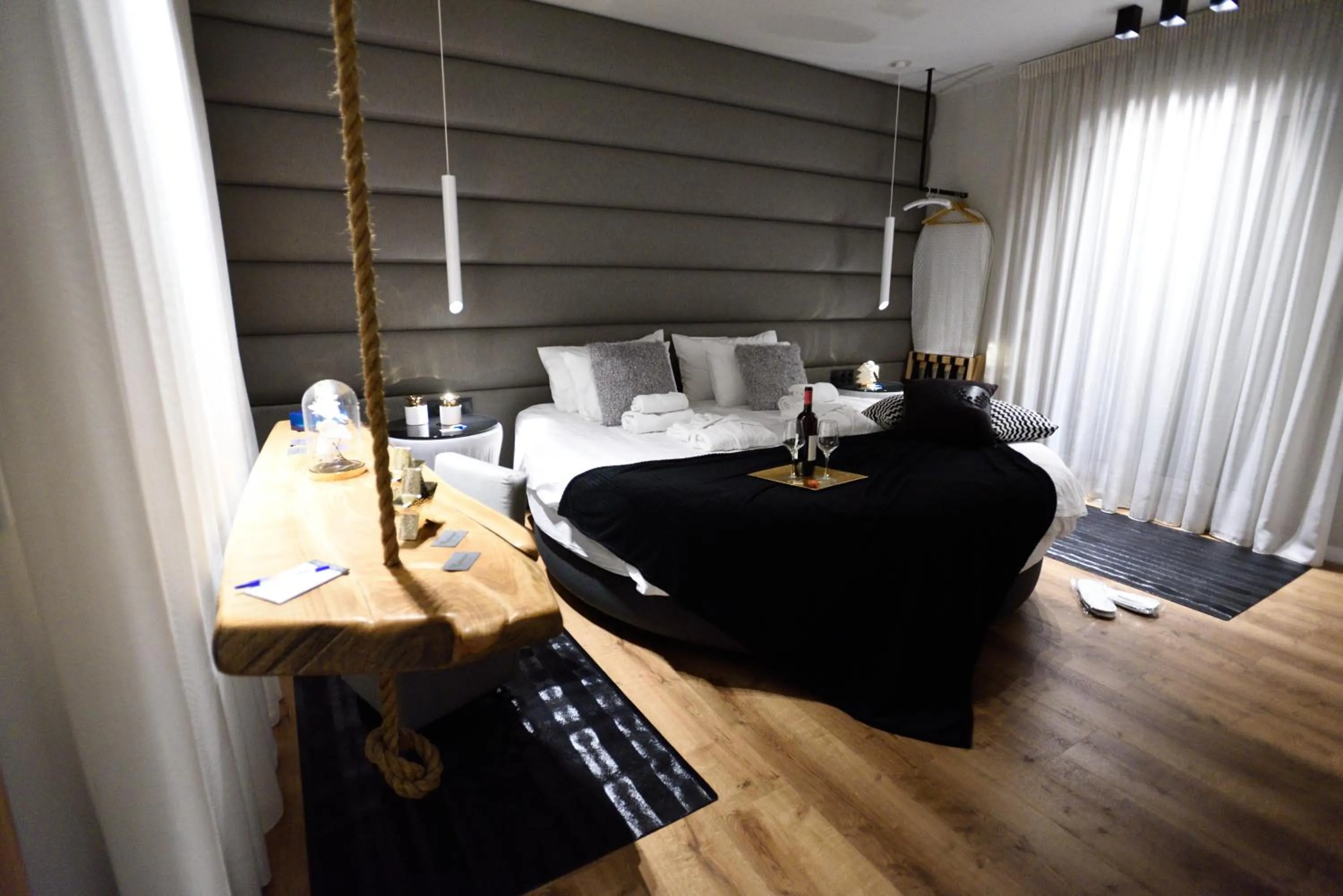 Bed in Magnifique Luxury Suites