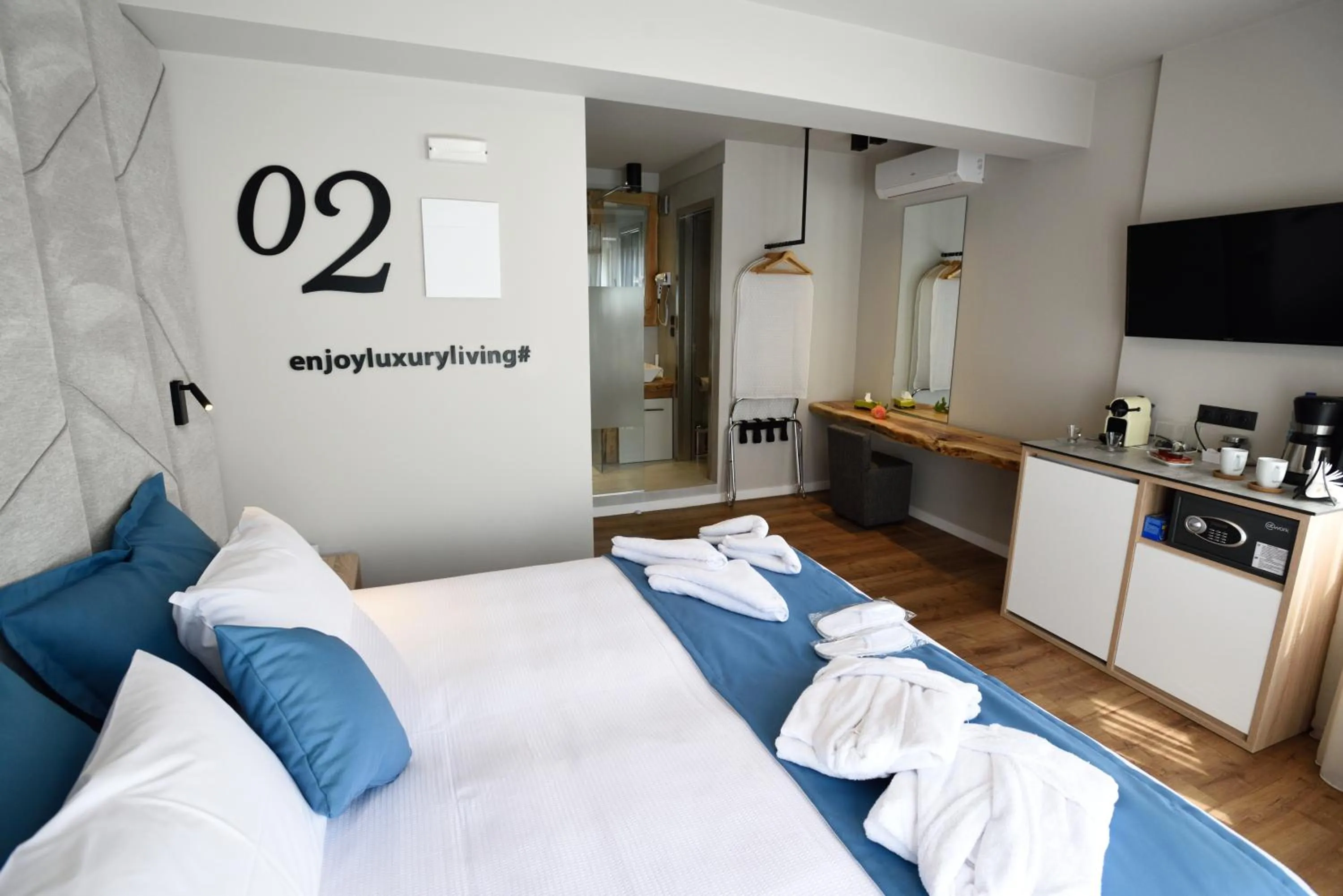 Bed in Magnifique Luxury Suites