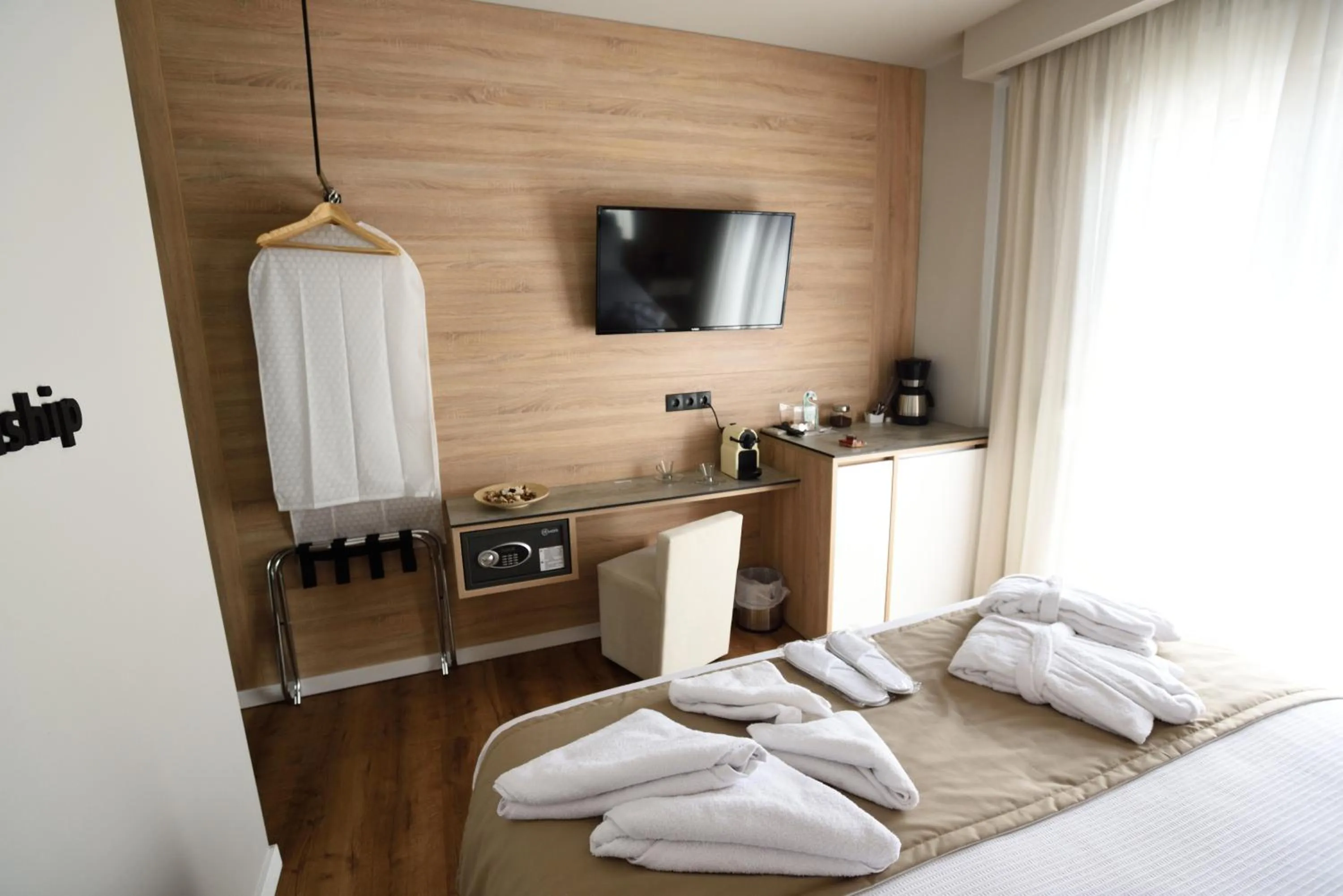 Bed in Magnifique Luxury Suites