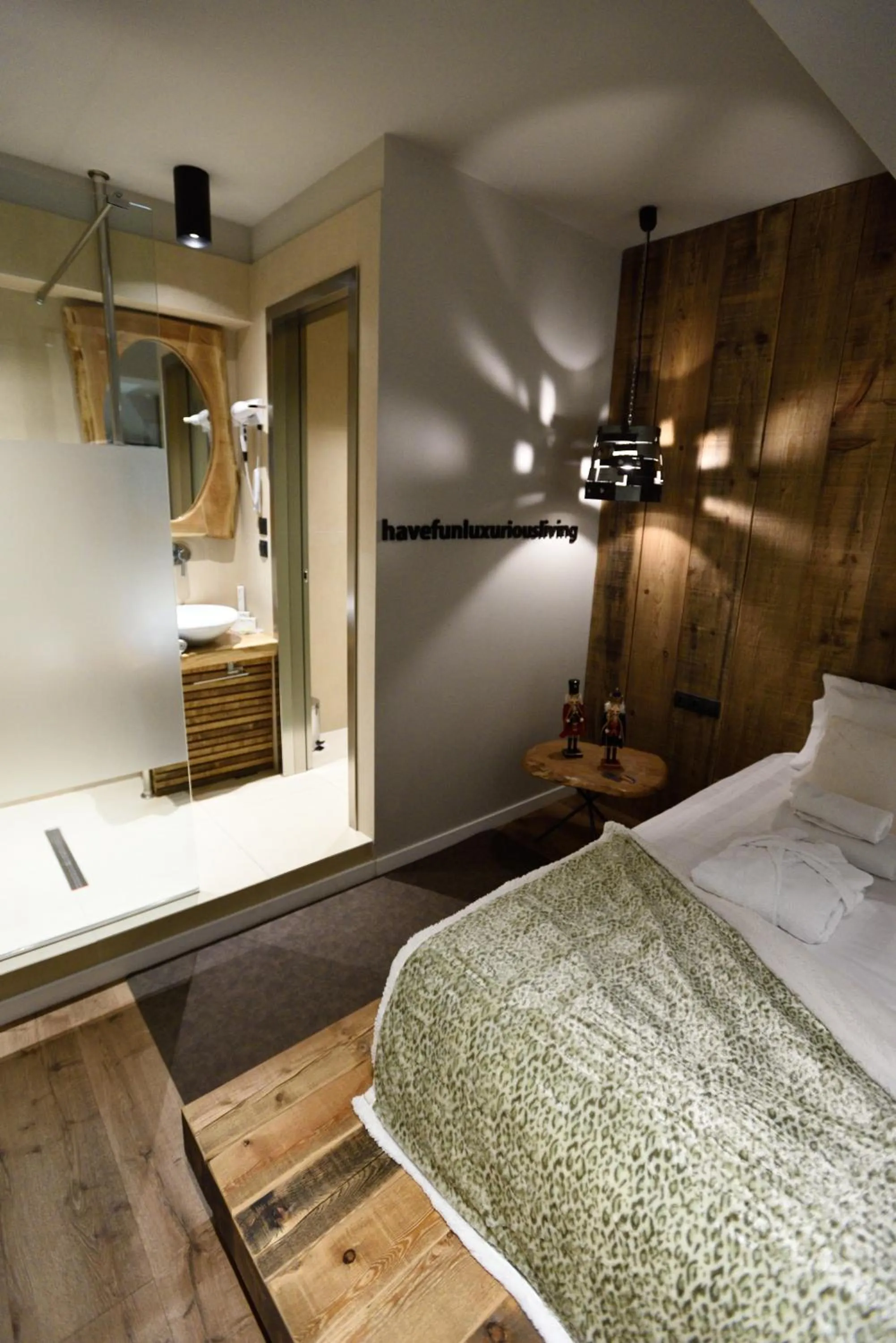 Bed in Magnifique Luxury Suites