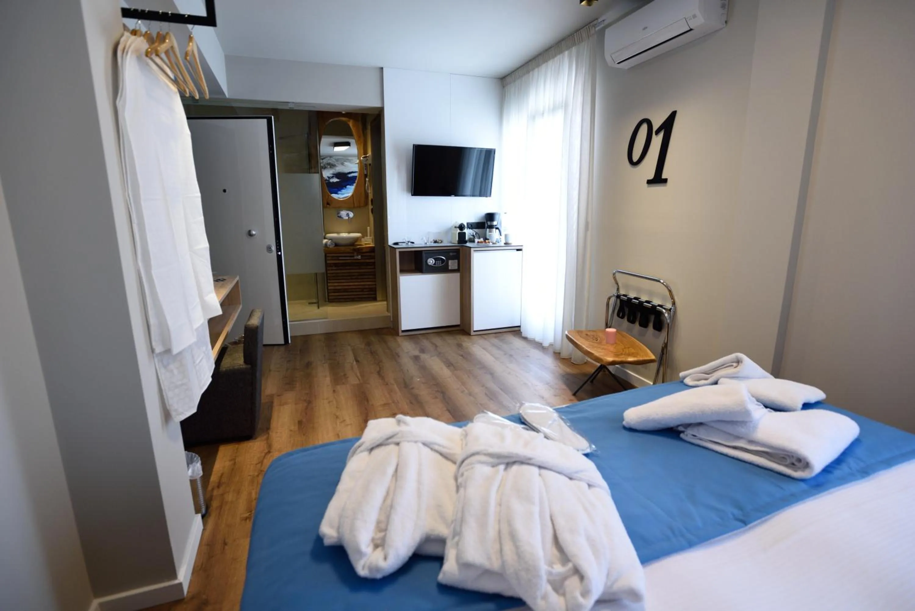 Bed in Magnifique Luxury Suites