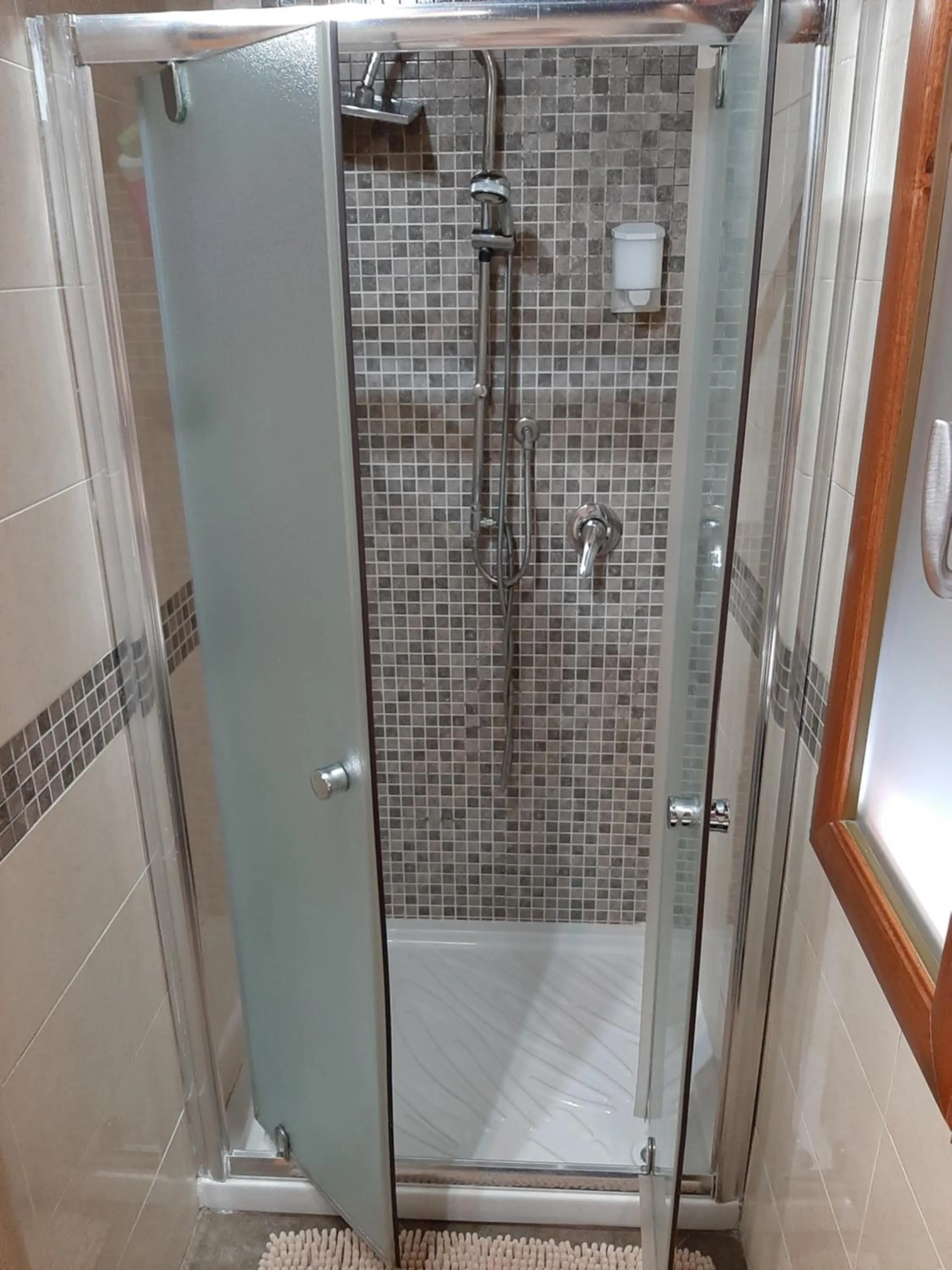 Shower in Beautiful beb