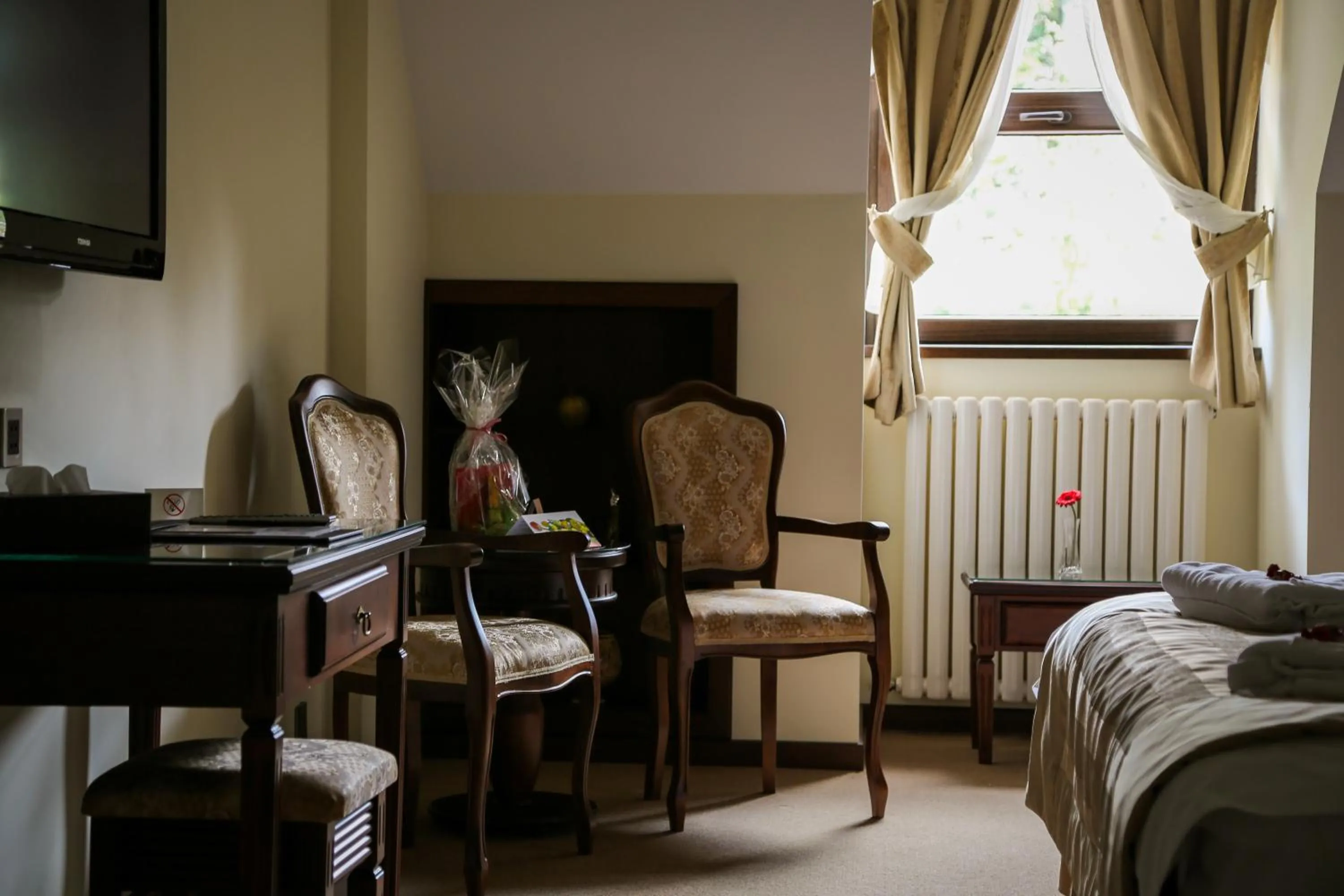 Photo of the whole room, Bed in Hotel Foisorul cu Flori
