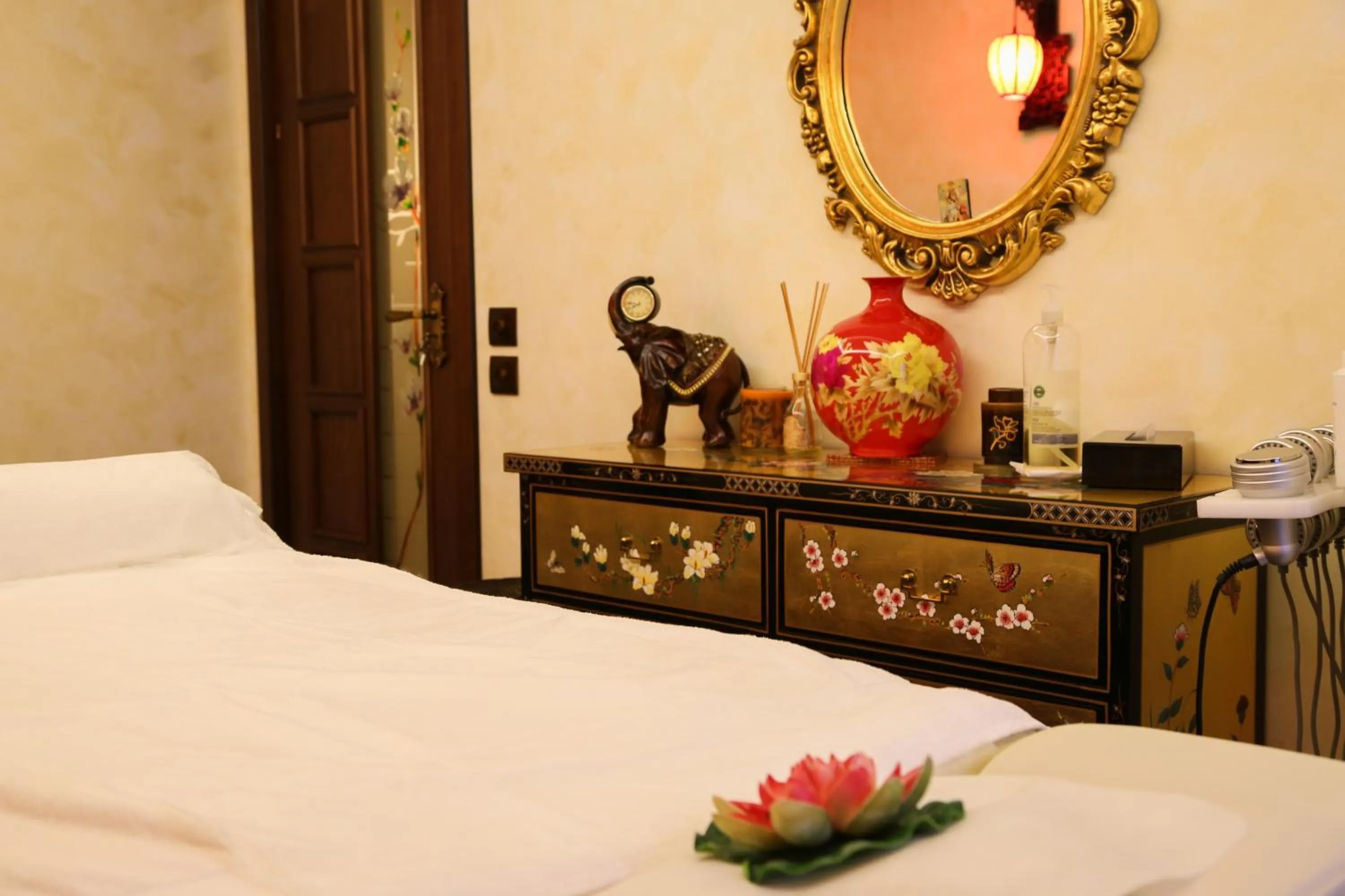 Spa and wellness centre/facilities, Bed in Hotel Foisorul cu Flori