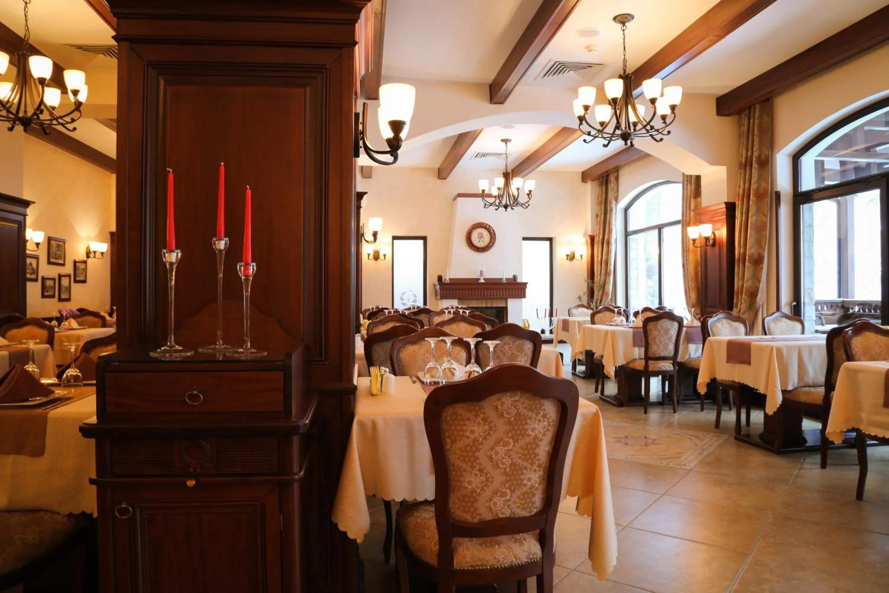 Restaurant/places to eat in Hotel Foisorul cu Flori