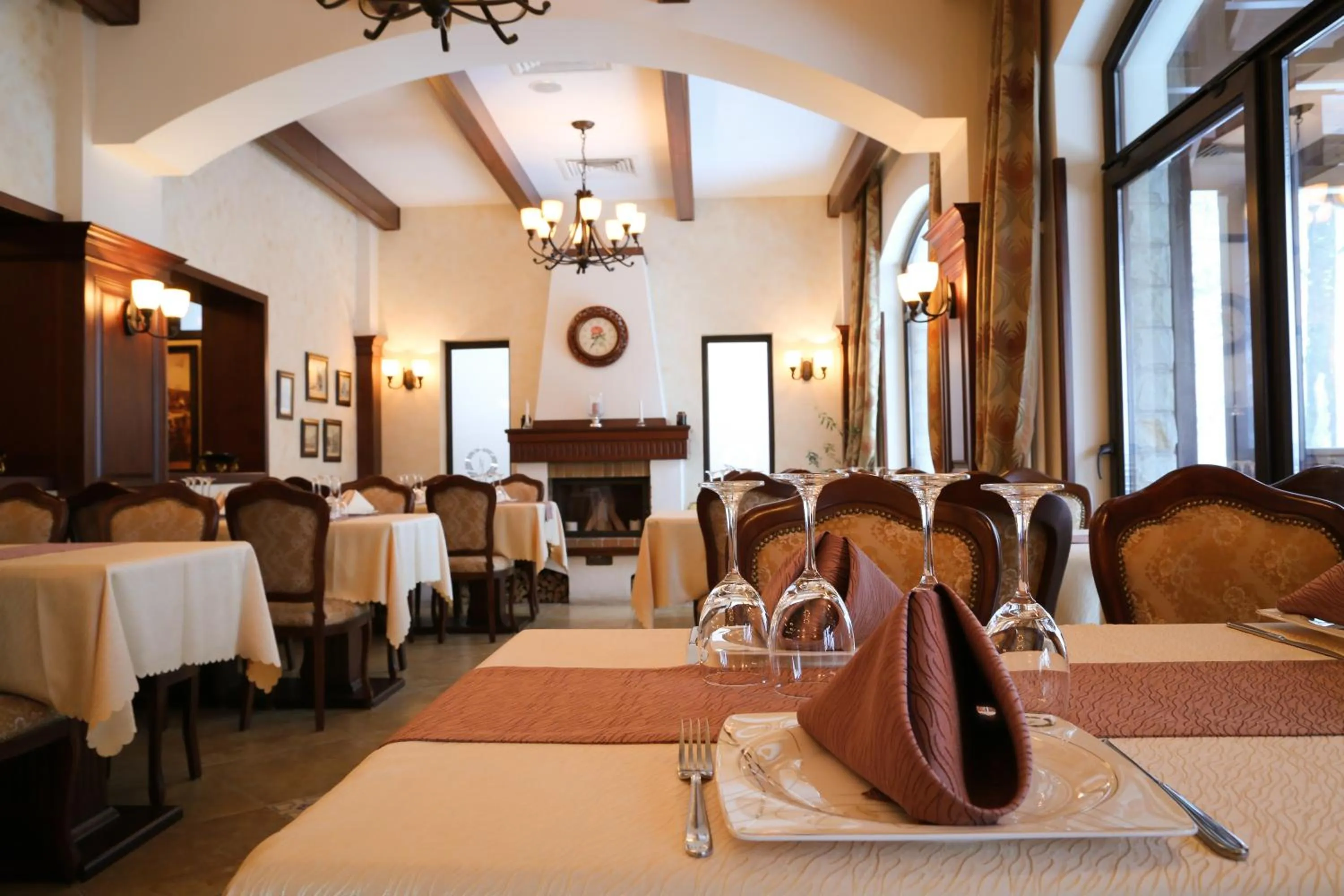 Restaurant/places to eat in Hotel Foisorul cu Flori