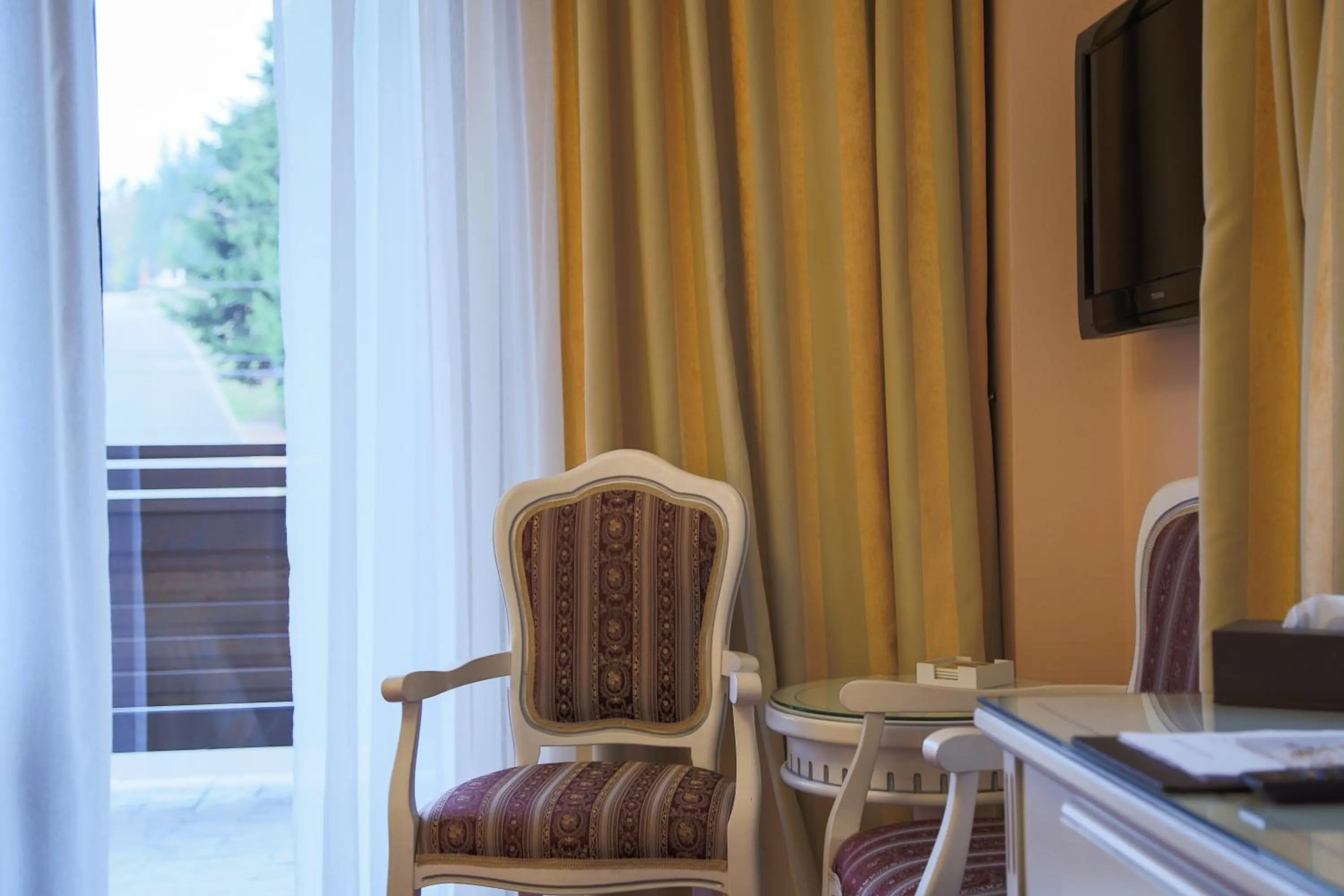 Photo of the whole room in Hotel Foisorul cu Flori