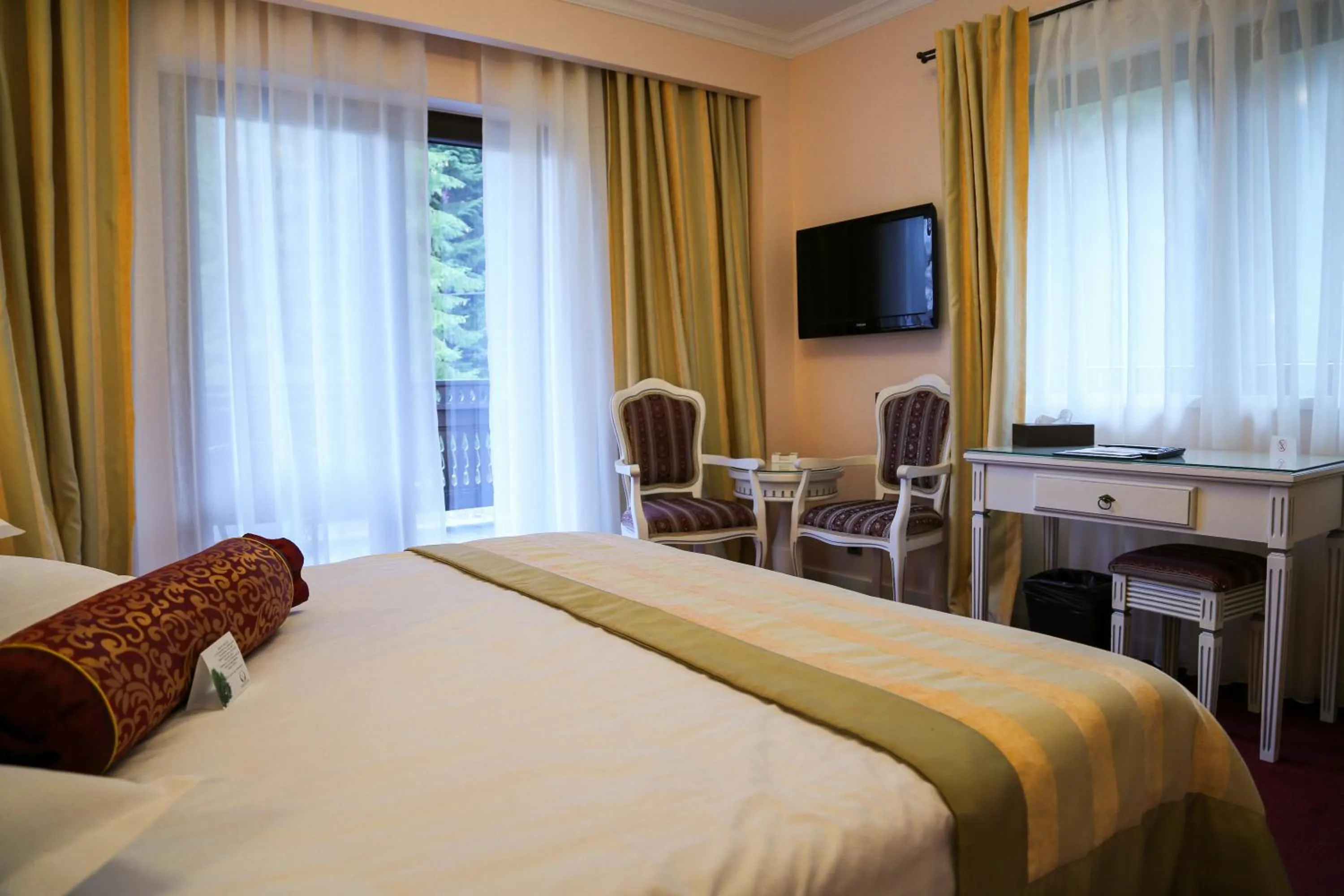 Photo of the whole room, Bed in Hotel Foisorul cu Flori