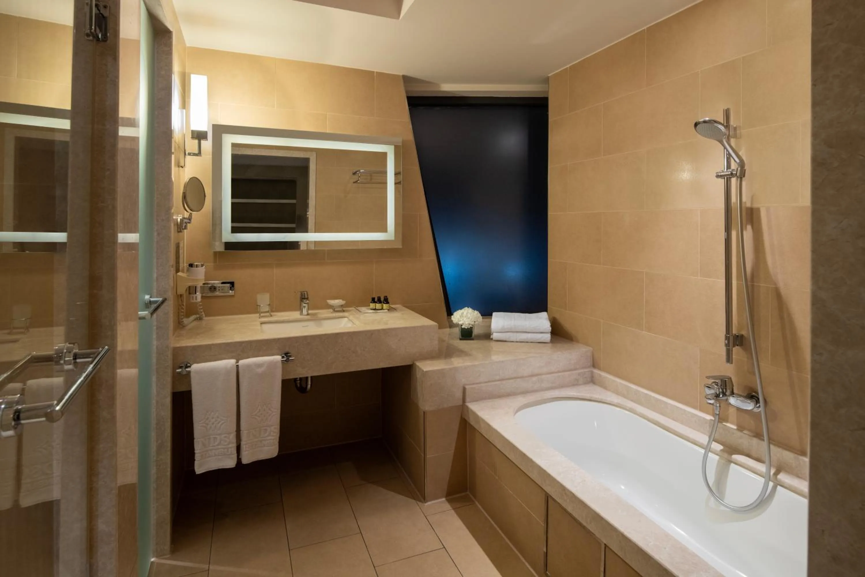 Shower in Windsor Hotel & Convention Center Istanbul