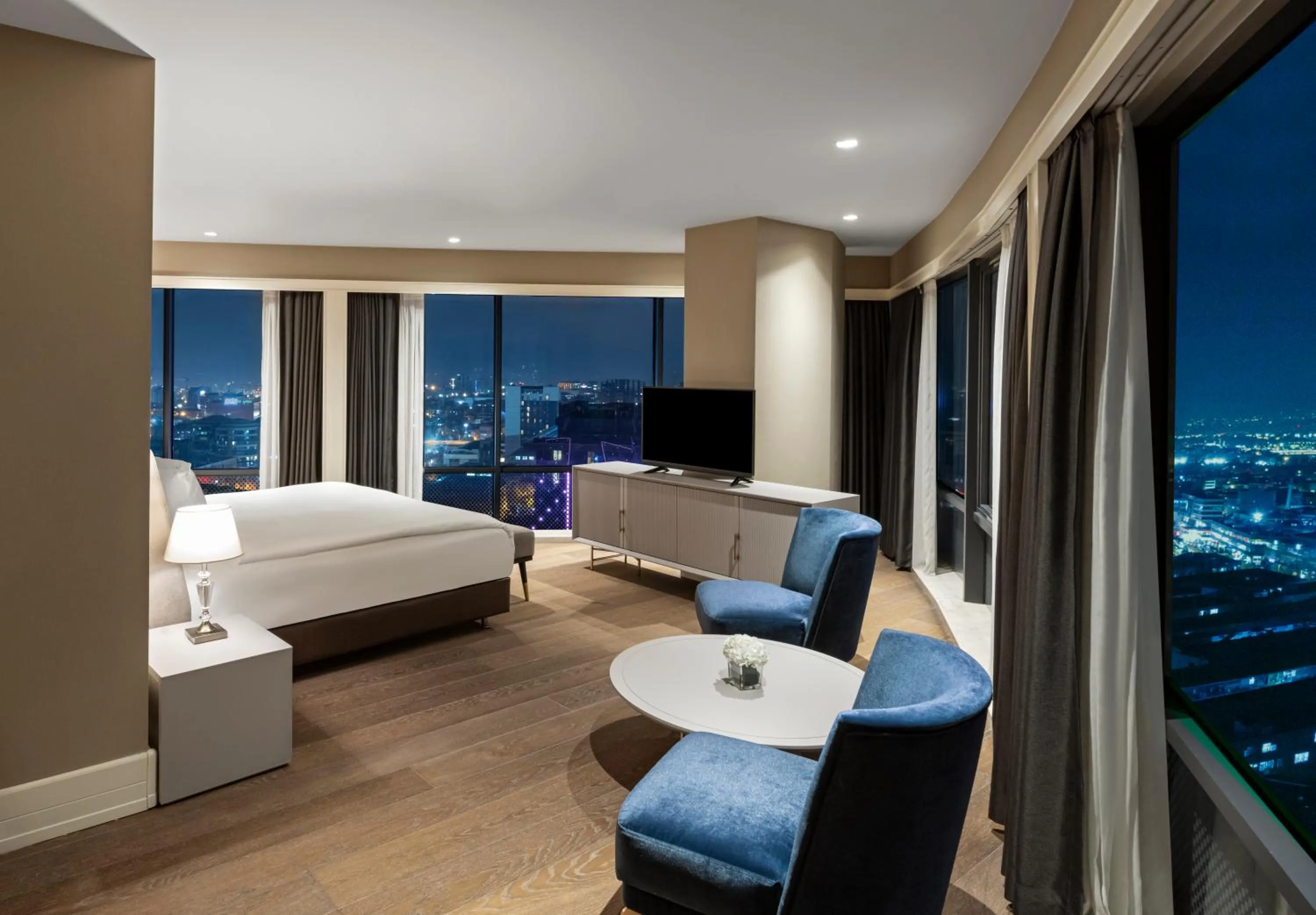 Photo of the whole room, Bed in Windsor Hotel & Convention Center Istanbul