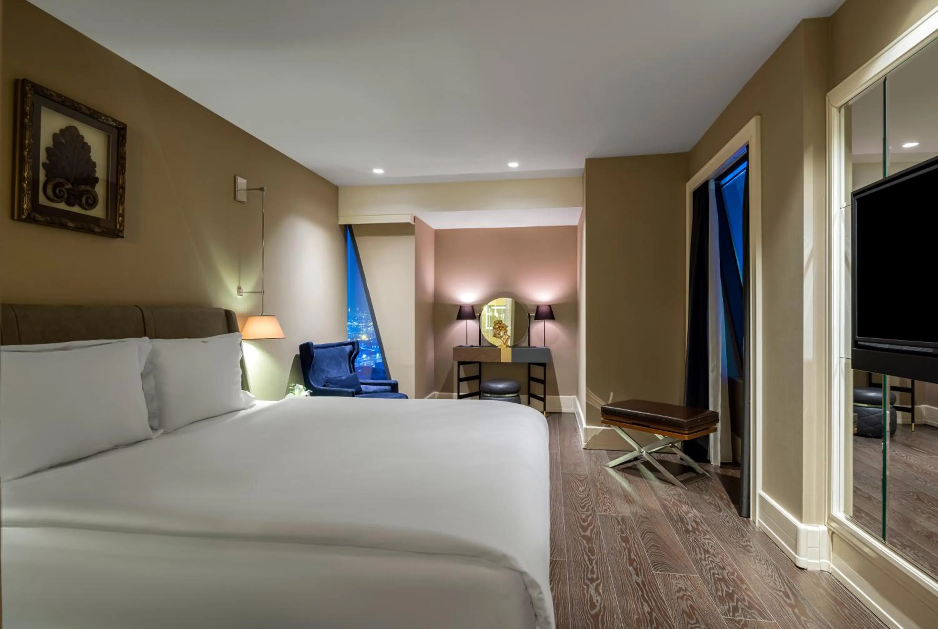 Bedroom, Bed in Windsor Hotel & Convention Center Istanbul