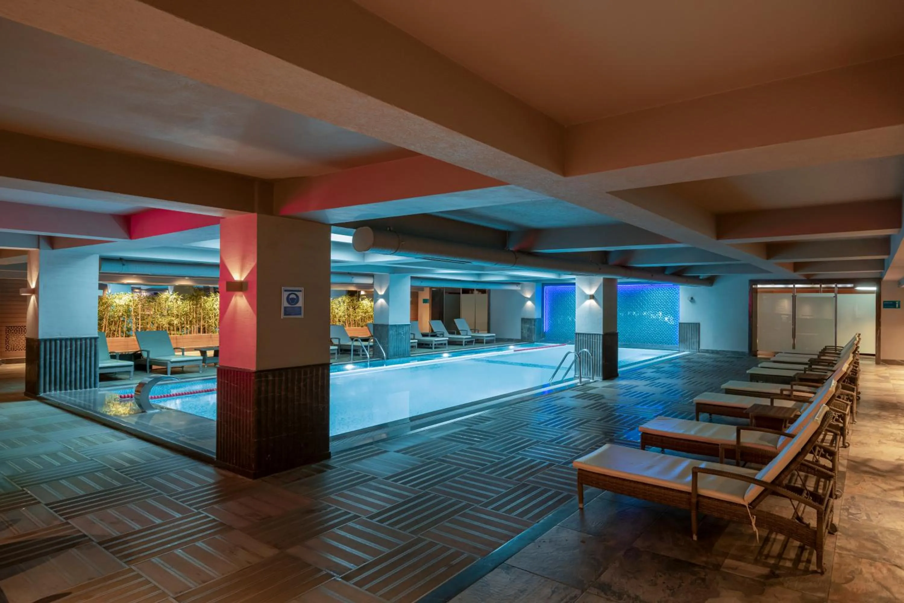 Swimming pool in Windsor Hotel & Convention Center Istanbul