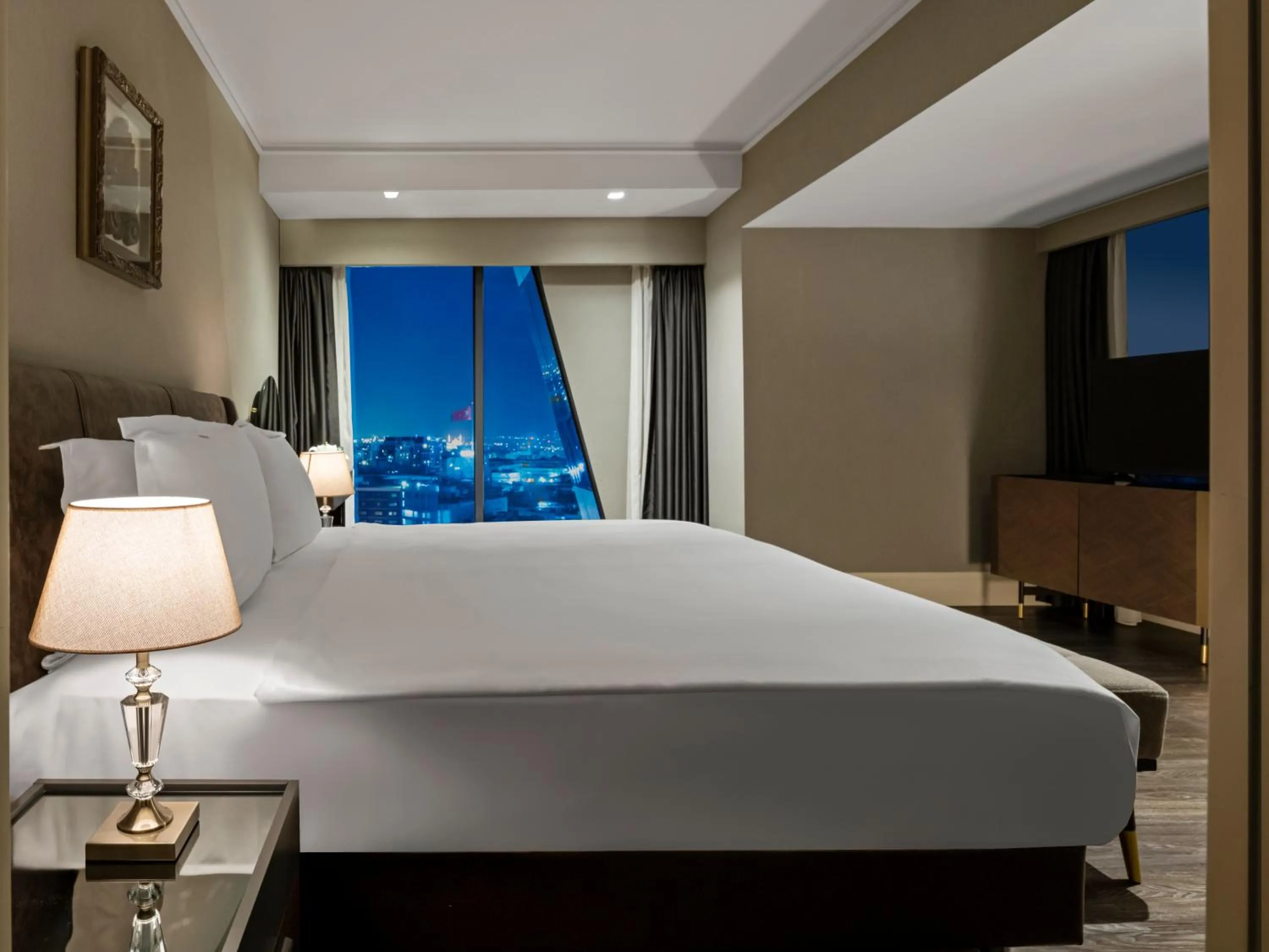 Bedroom, Bed in Windsor Hotel & Convention Center Istanbul