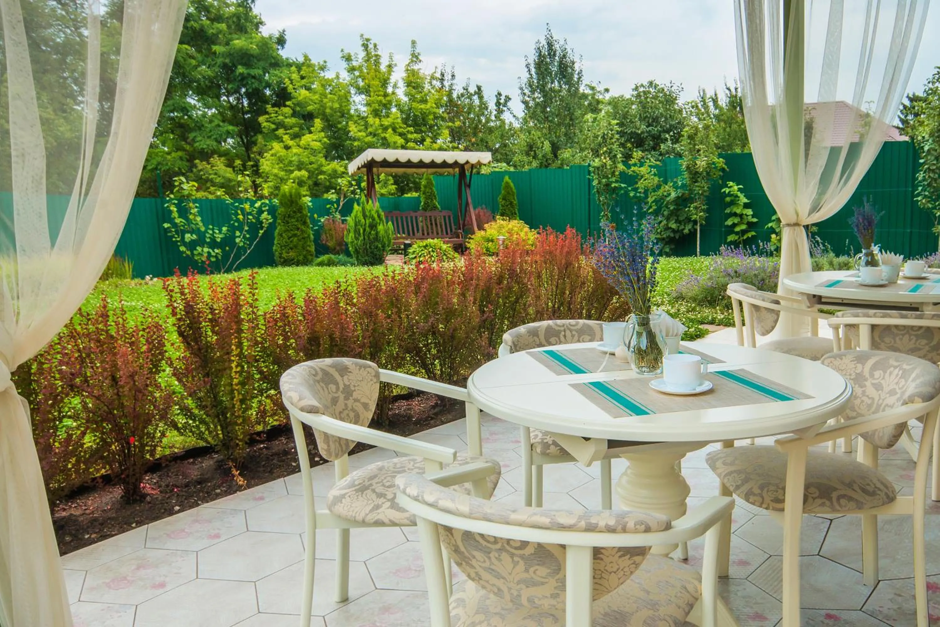 Restaurant/places to eat in Mini Hotel Ryleev
