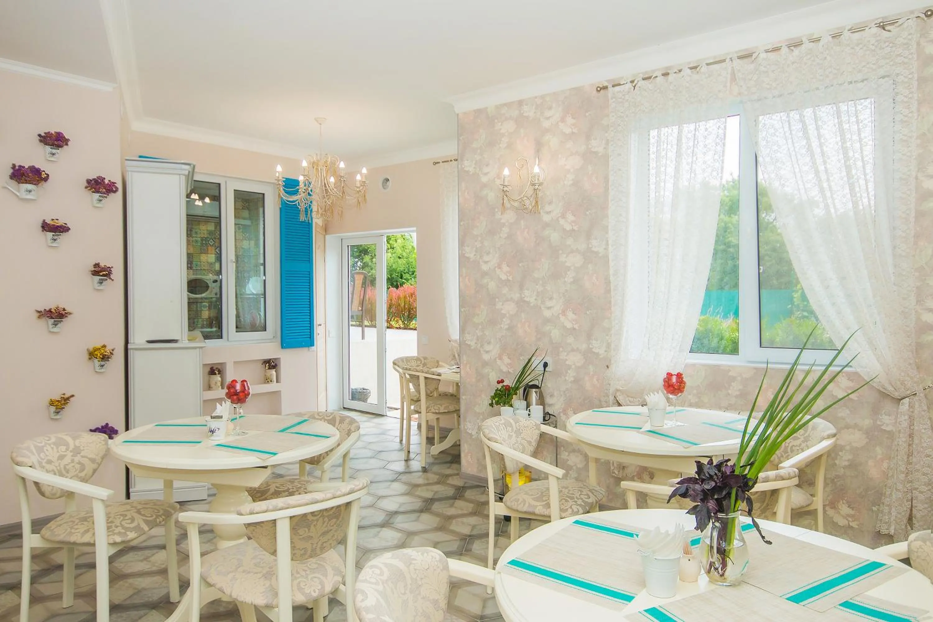 Restaurant/places to eat in Mini Hotel Ryleev