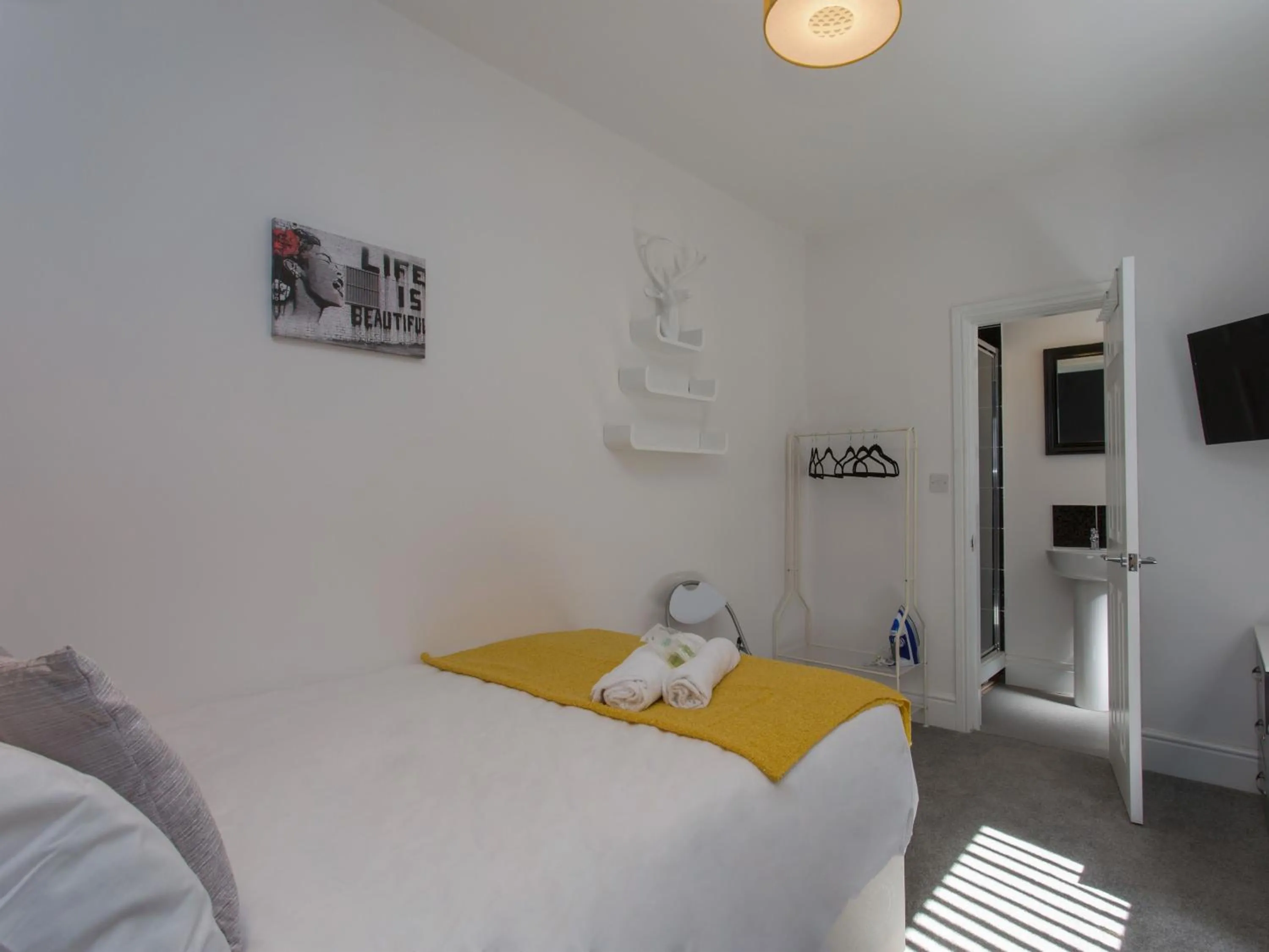 Bedroom, Bed in Crewe Rooms Westminster Street