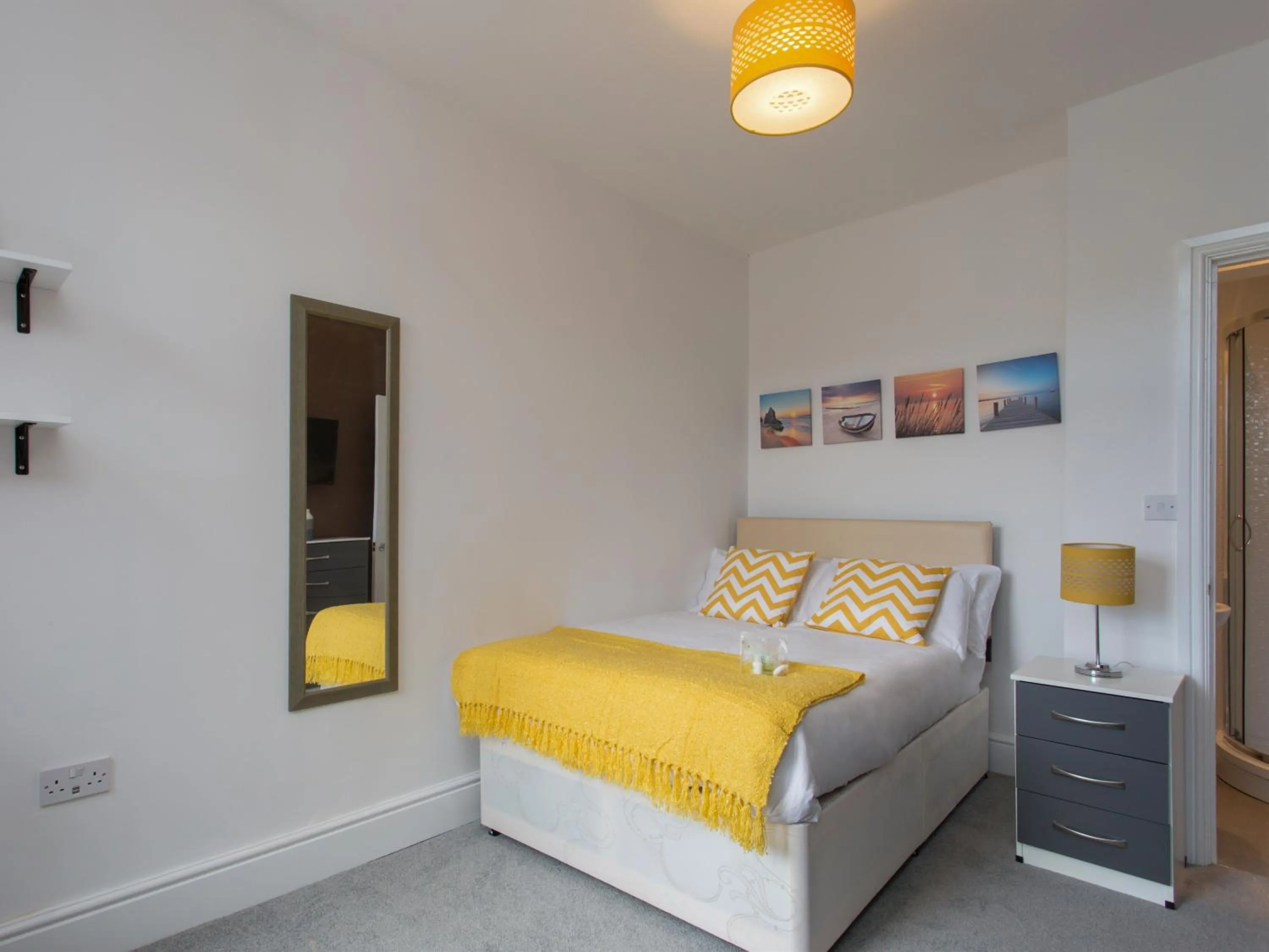 Bedroom, Bed in Crewe Rooms Westminster Street