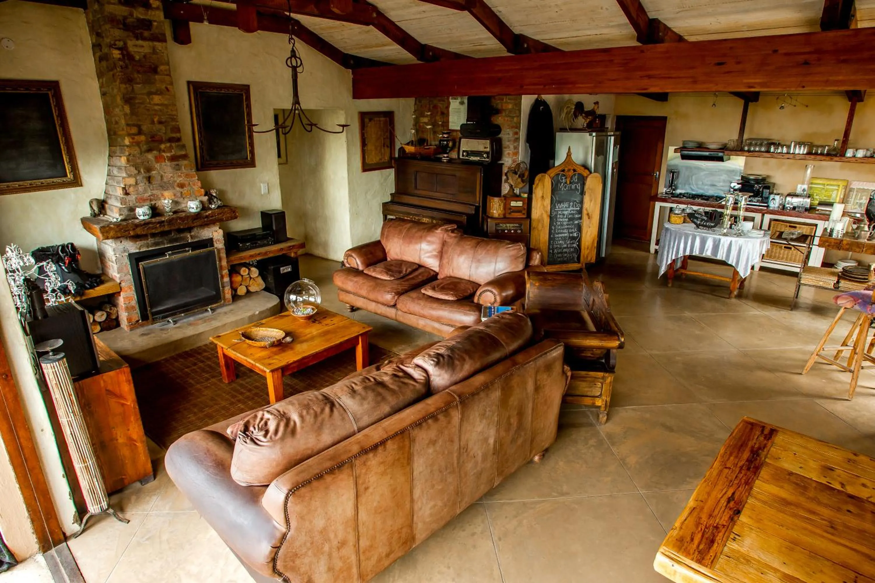 Communal lounge/ TV room in A Whale of a View Bed & Breakfast