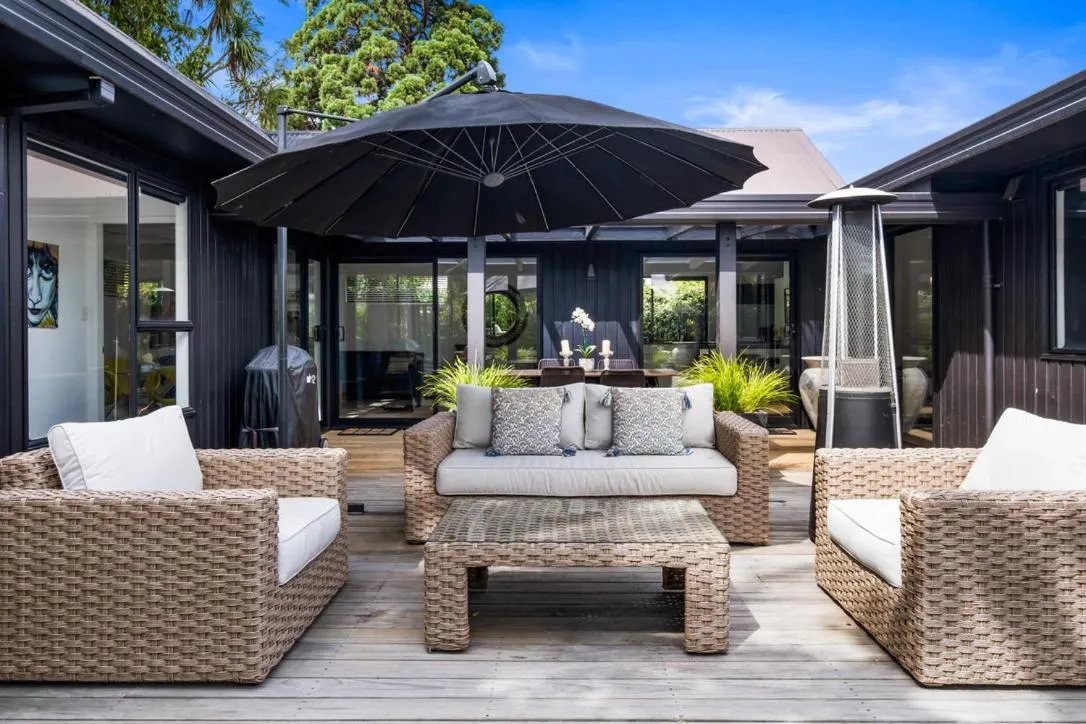 Black Luxury Lodge