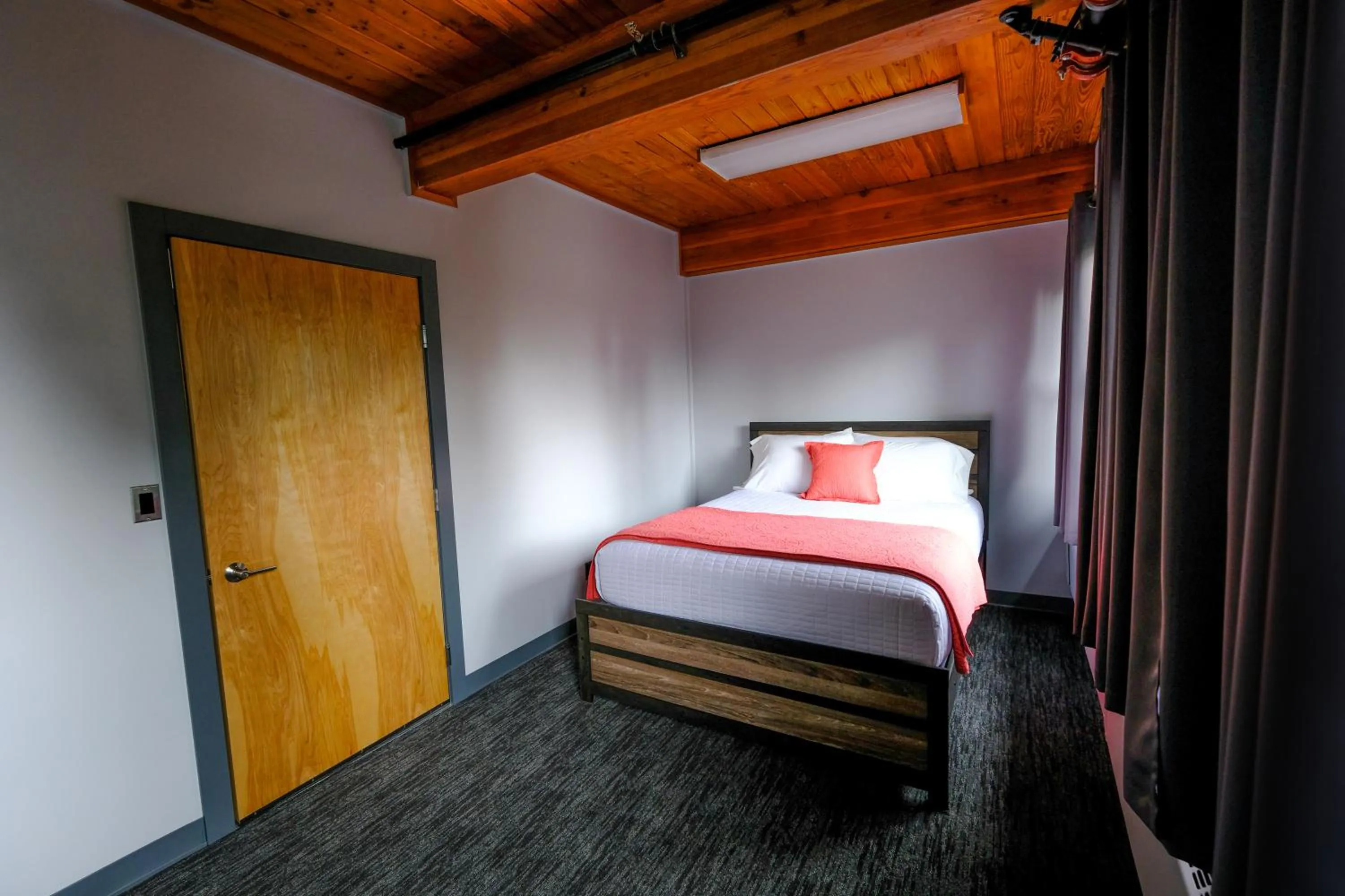 Bed in Seward Adventure Lodge