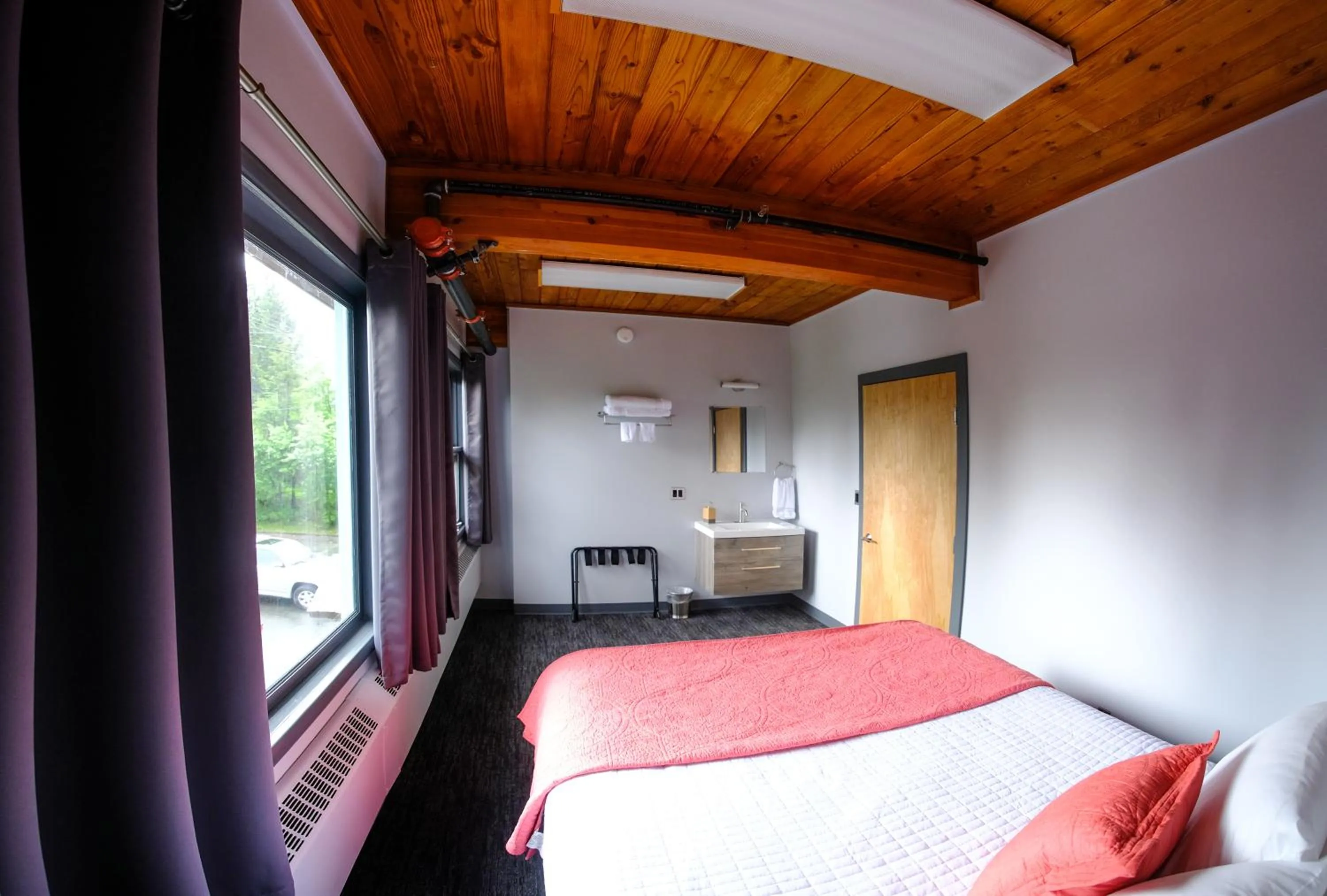 Bed in Seward Adventure Lodge