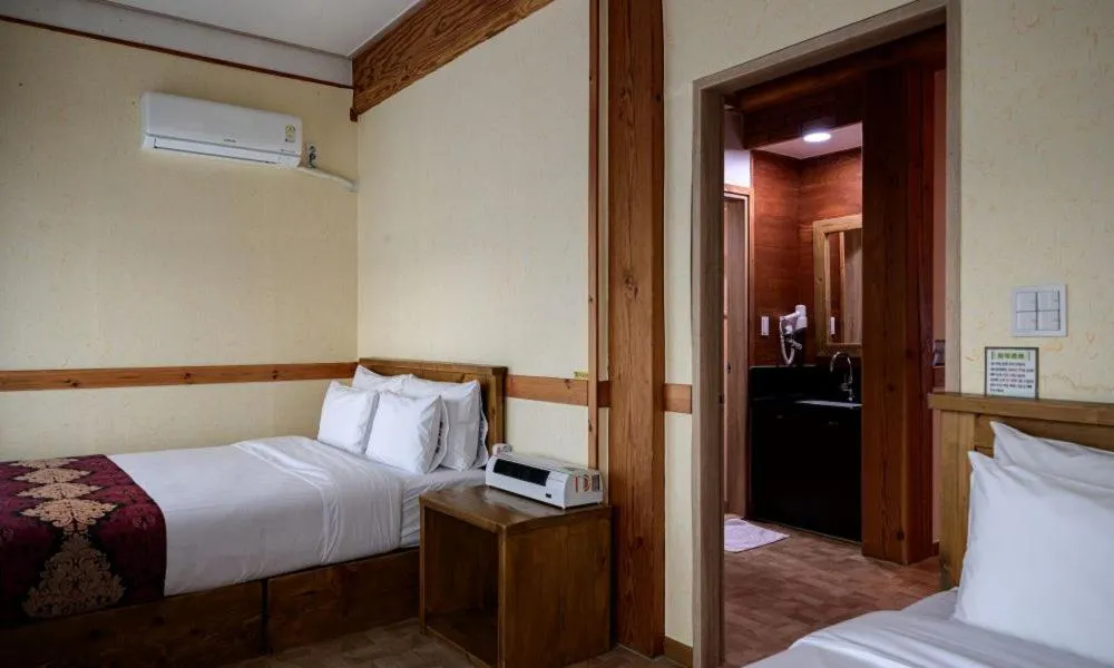 Bed in Jeonju Wangyijimil Hanok Hotel