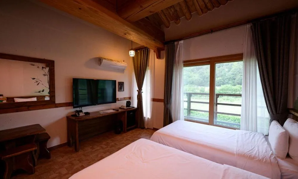 Bed in Jeonju Wangyijimil Hanok Hotel