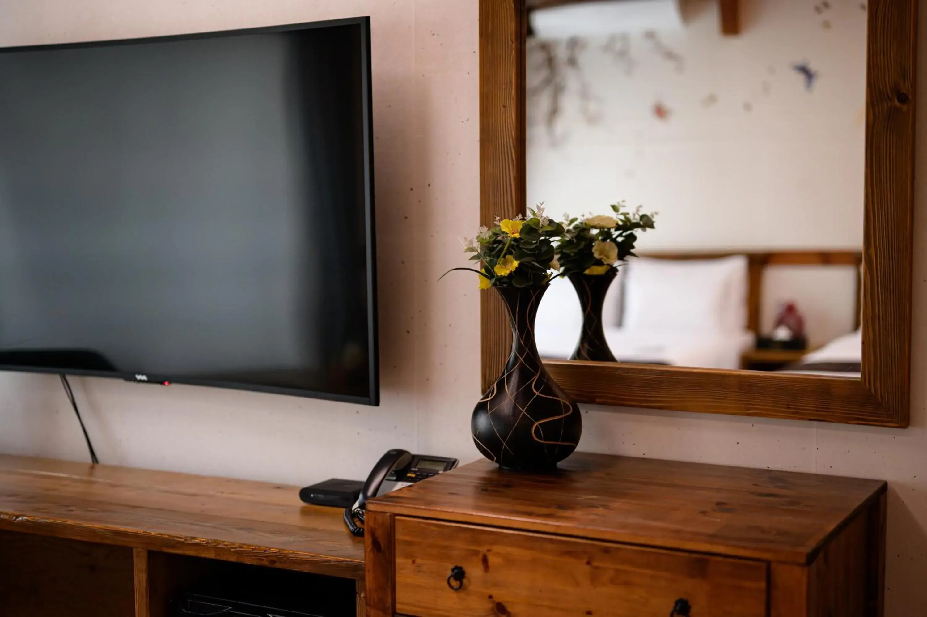 TV and multimedia, TV/Entertainment Center in Royal Room of King Hotel