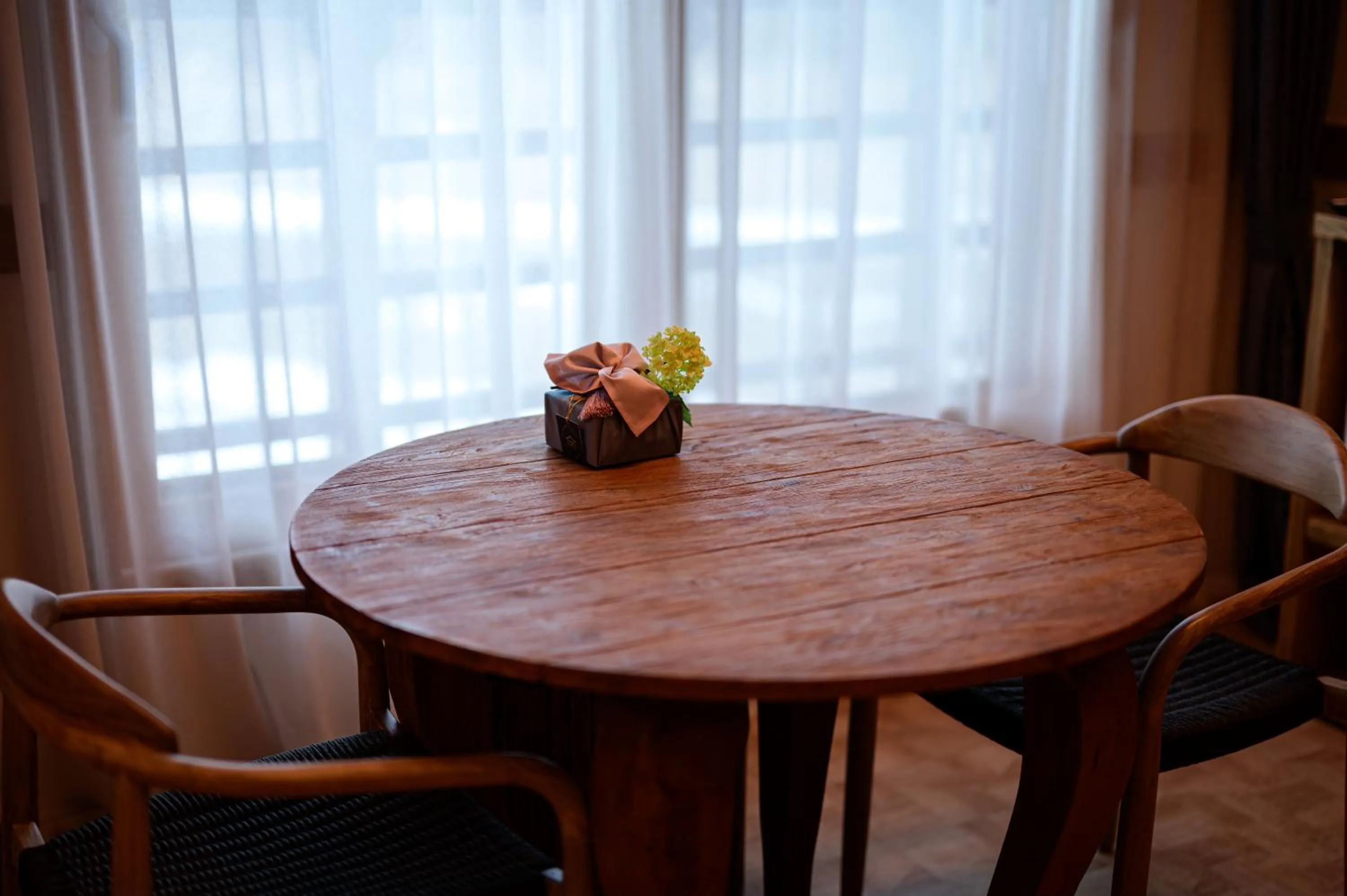 Seating area in Royal Room of King Hotel