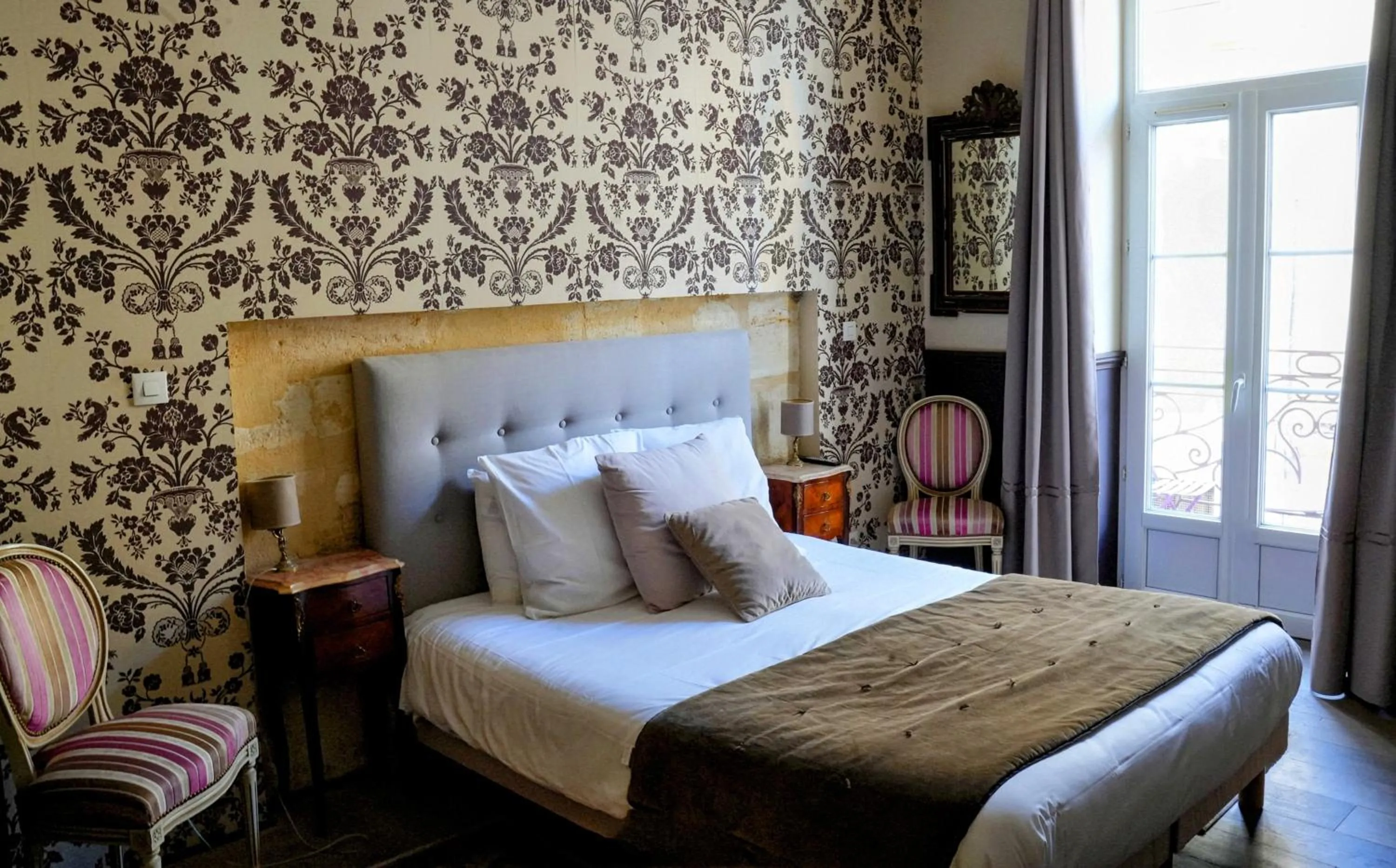 Photo of the whole room, Bed in Au Coeur de Bordeaux B&B