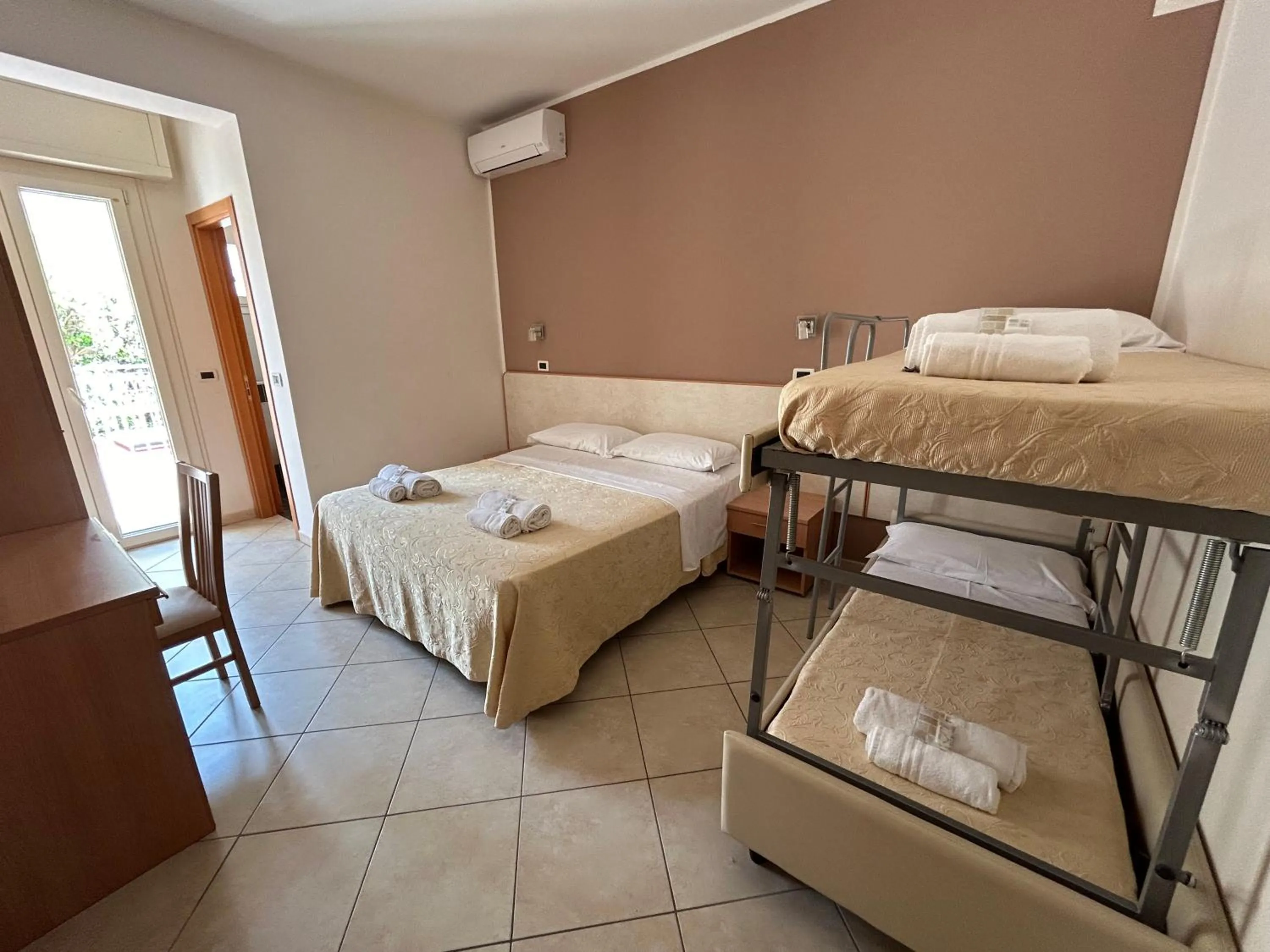 Bed in Hotel Favorita