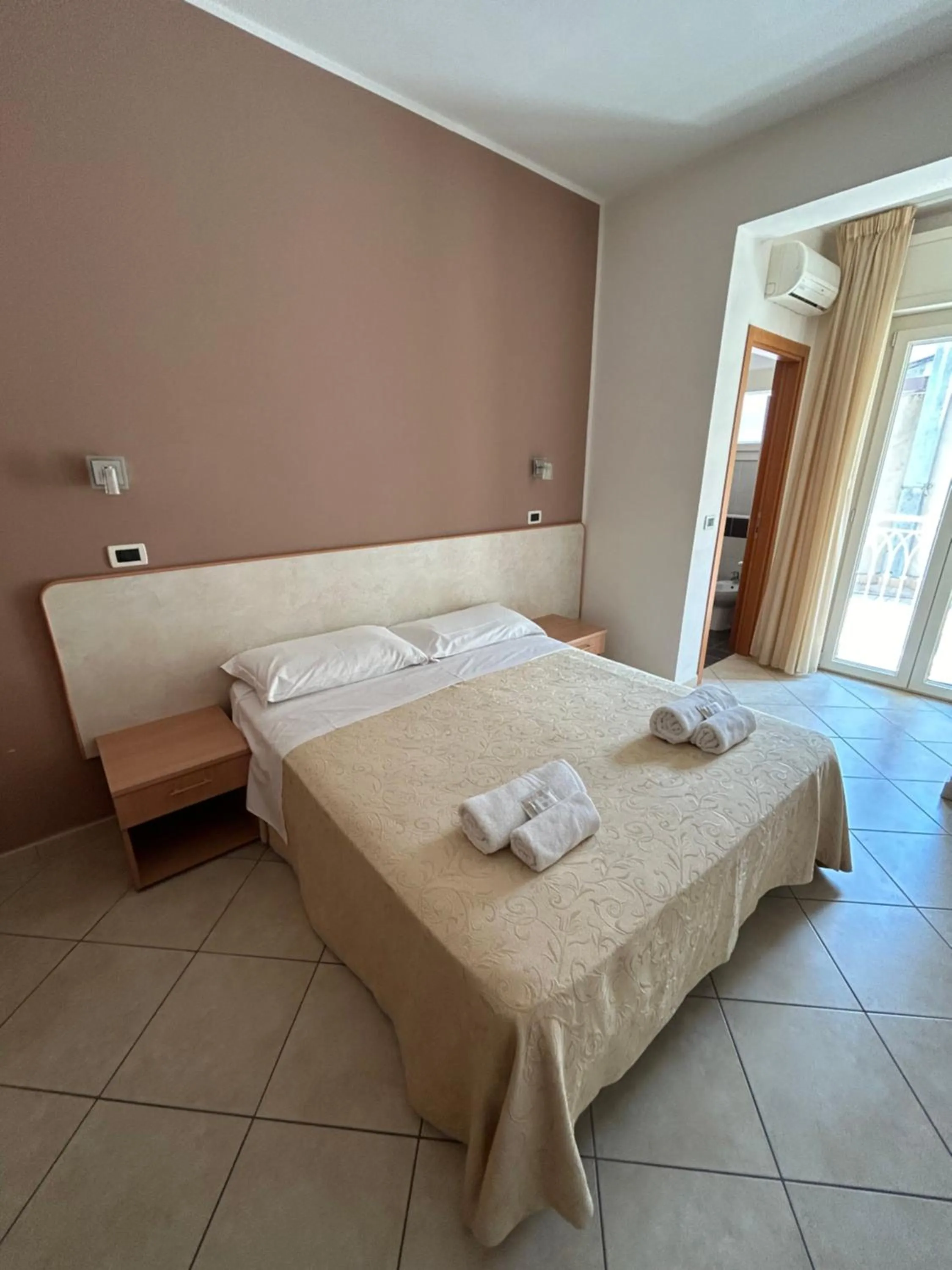 Bed in Hotel Favorita