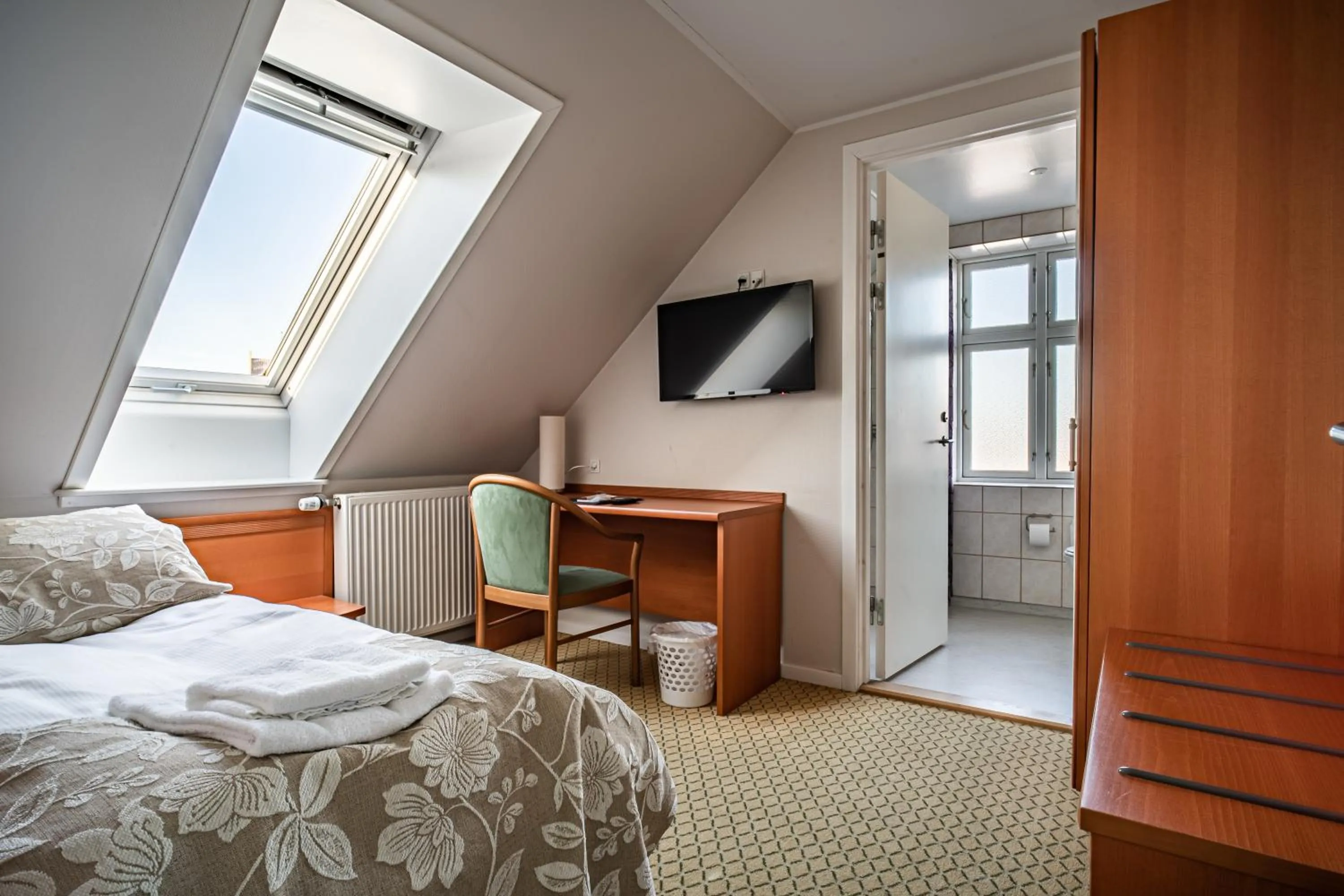 Toilet, Bed in Hotel Allinge