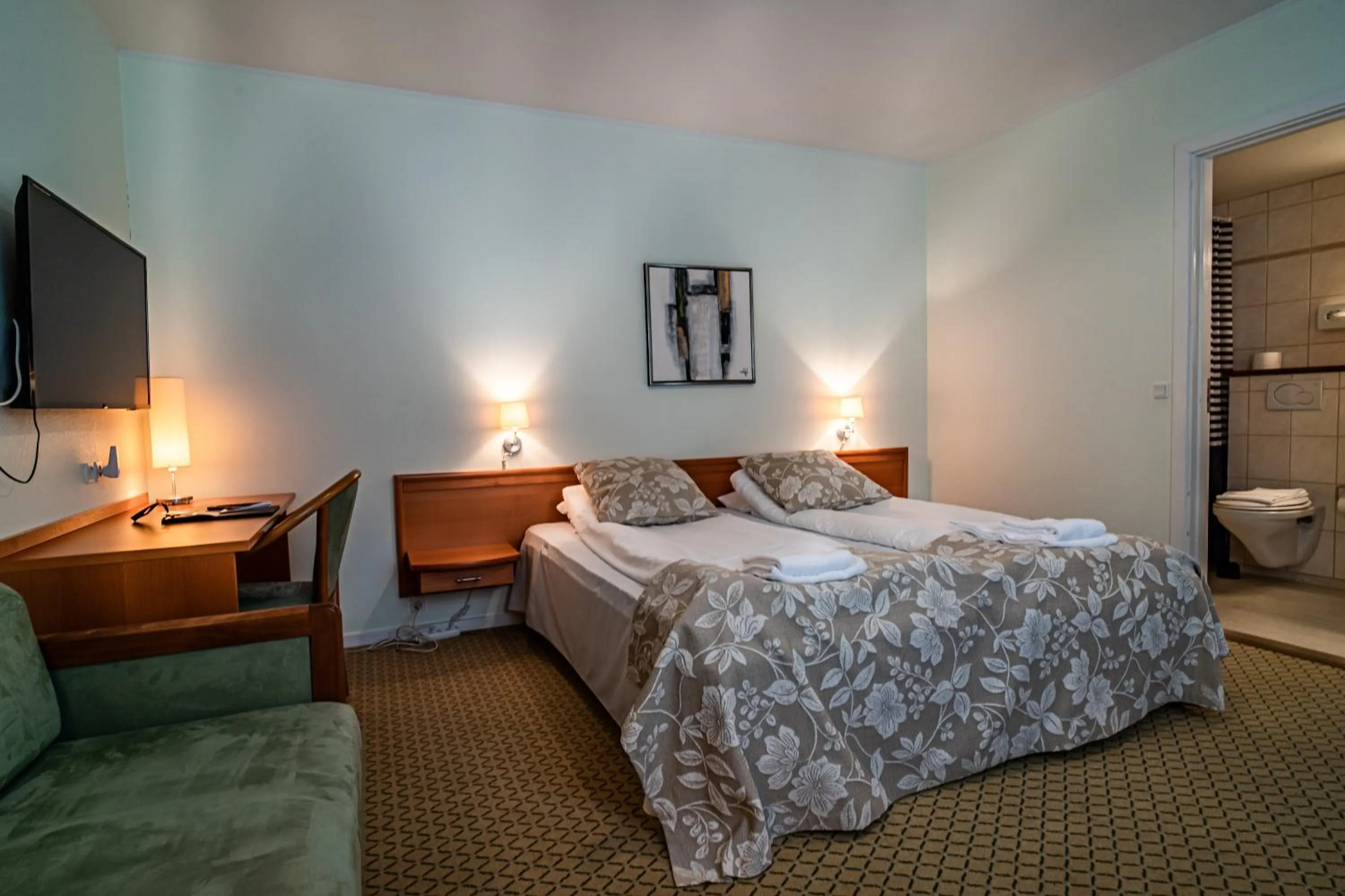 Toilet, Bed in Hotel Allinge