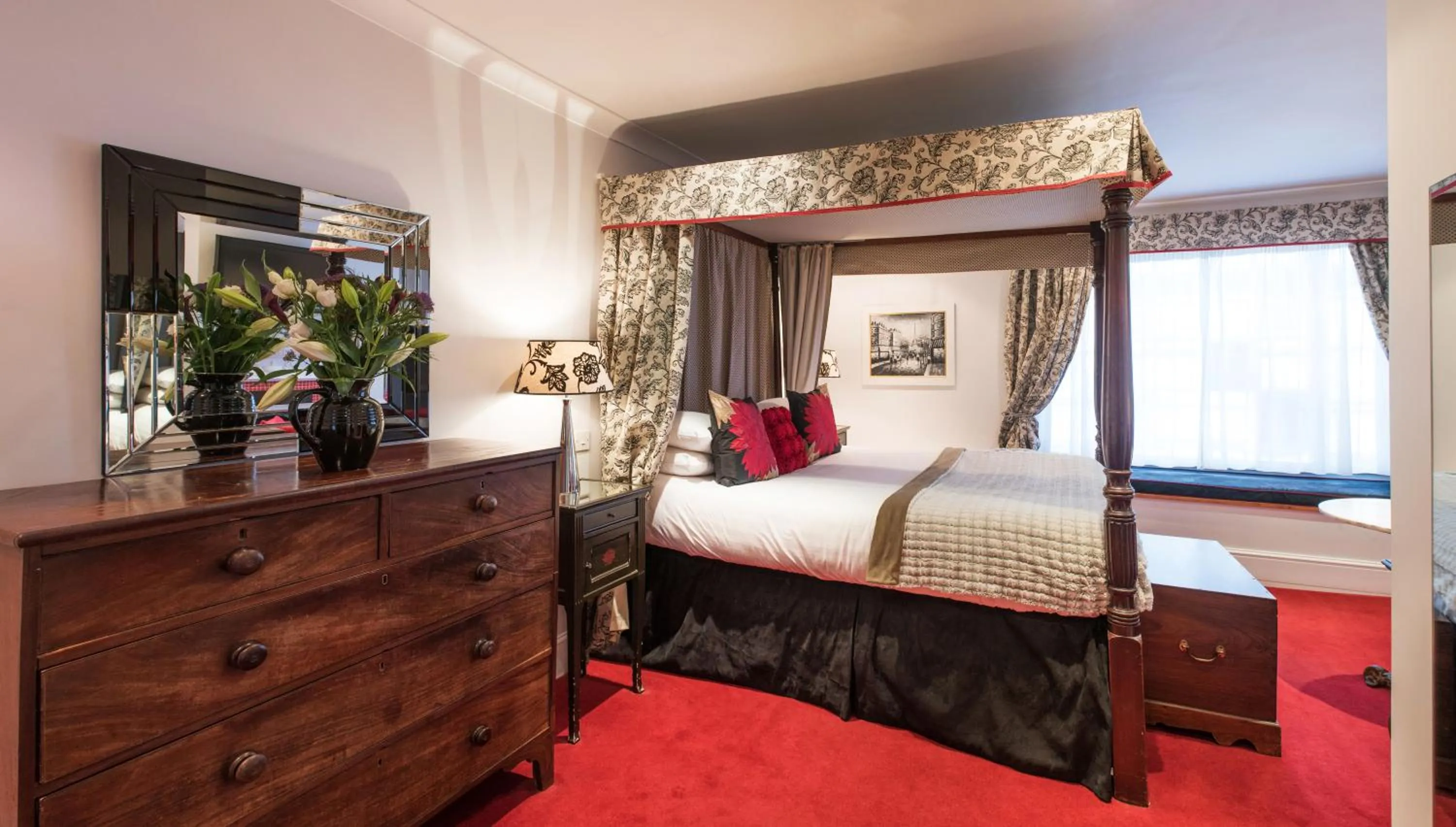 Bed in Royal Seven Stars Hotel