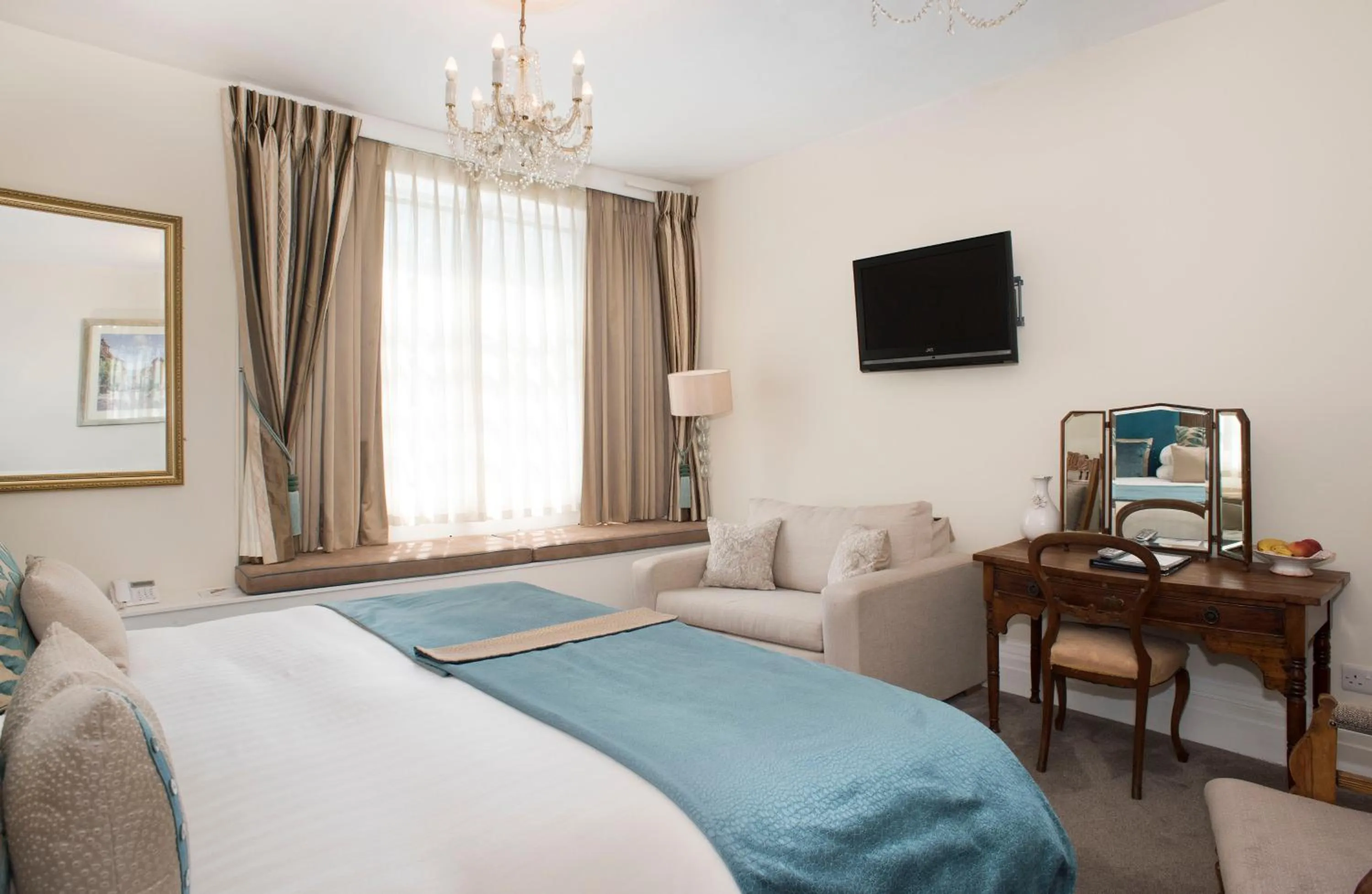 Bed in Royal Seven Stars Hotel