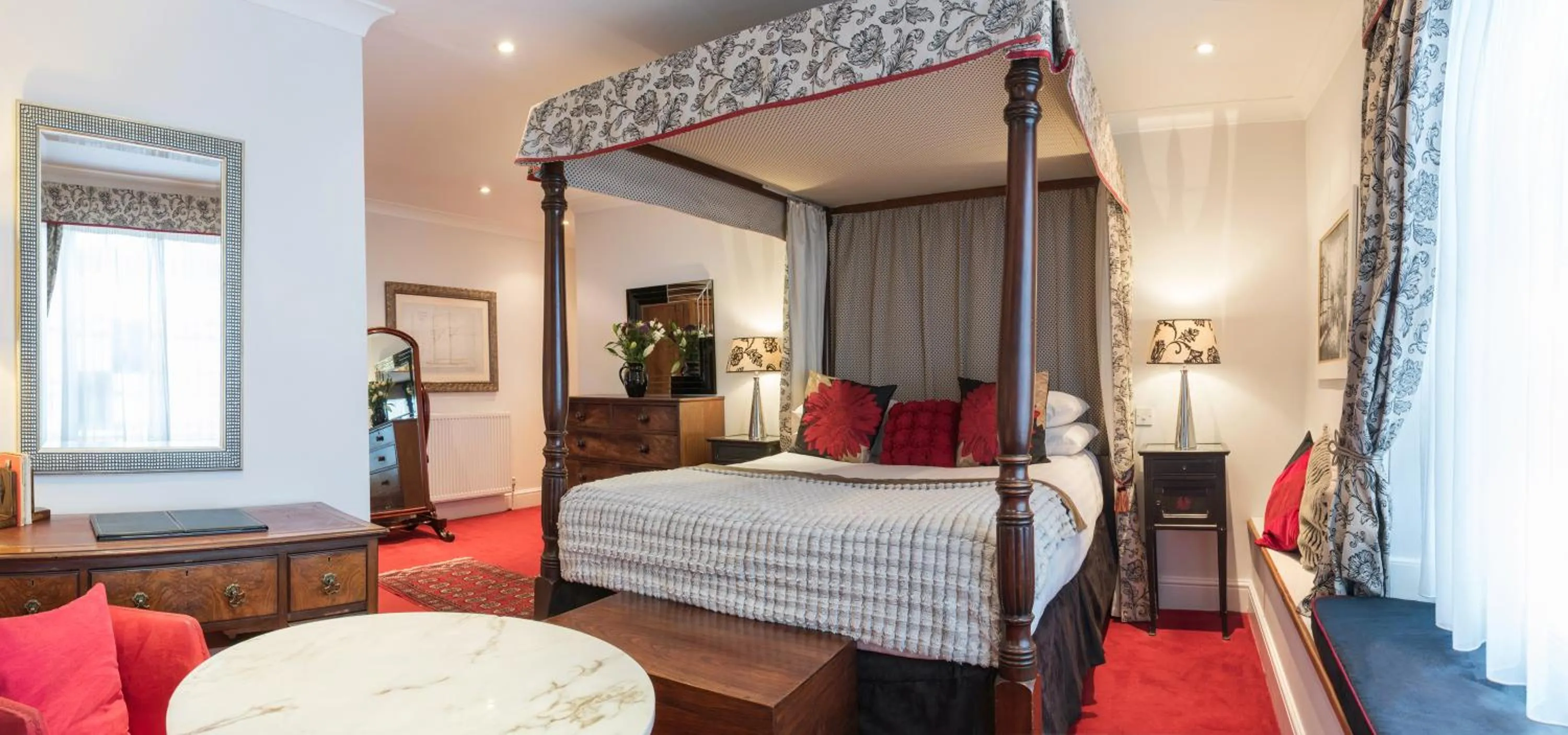 Bed in Royal Seven Stars Hotel