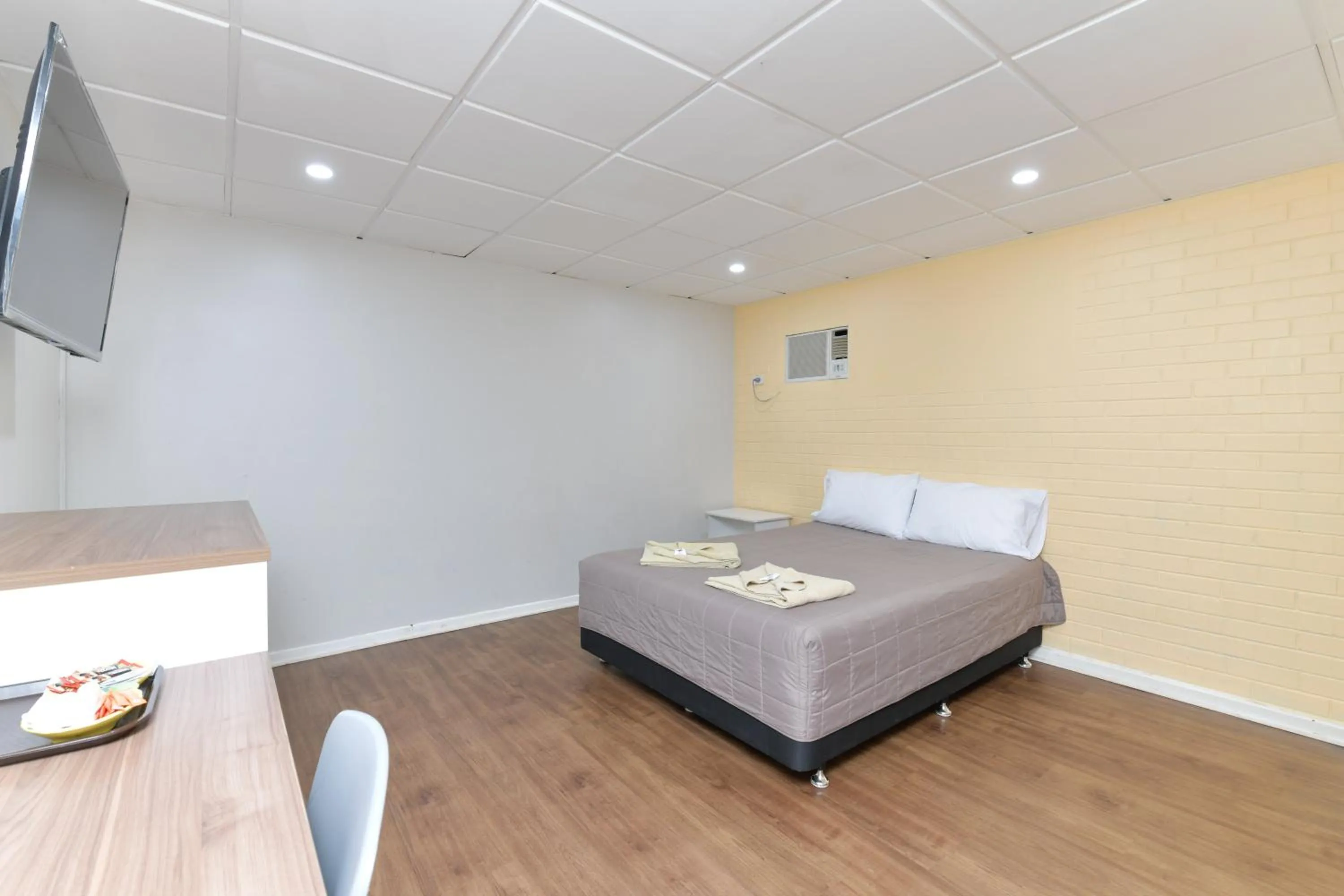 Bedroom, Bed in Platinum Motel